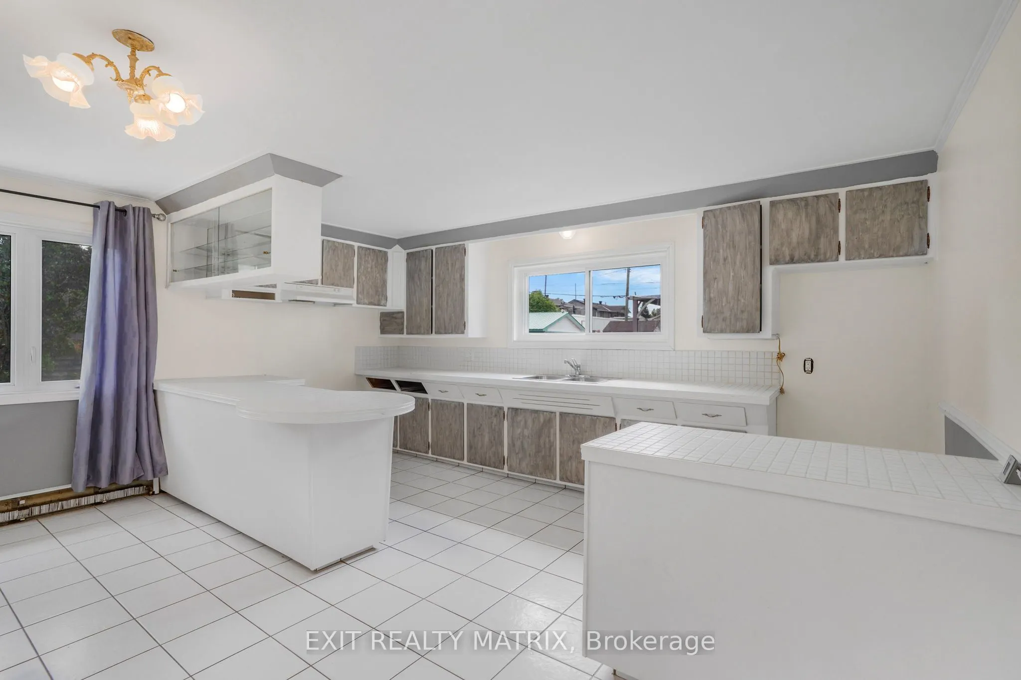 805 Cartier Boulevard