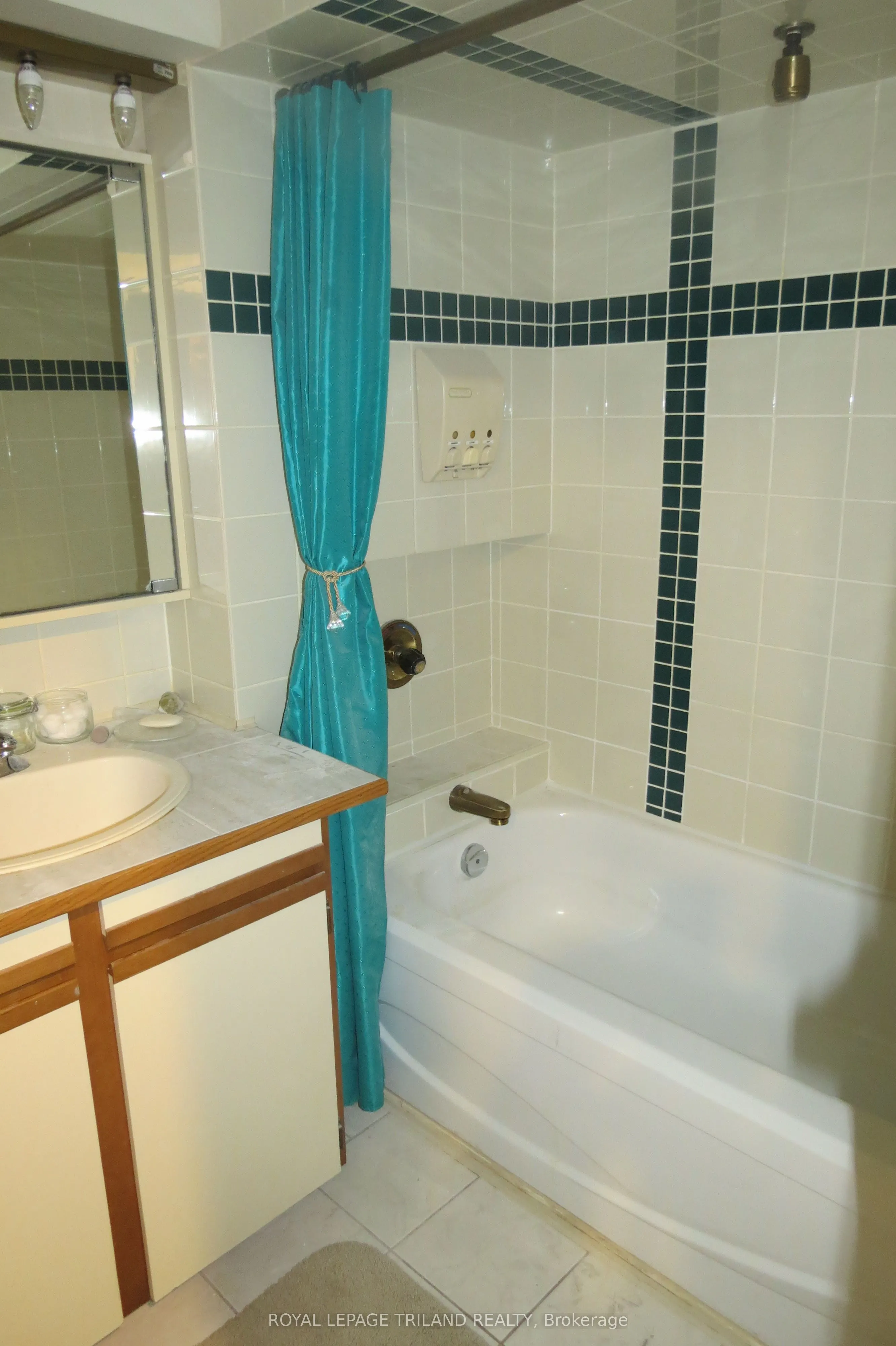 76 Ardsley Road, #Lower