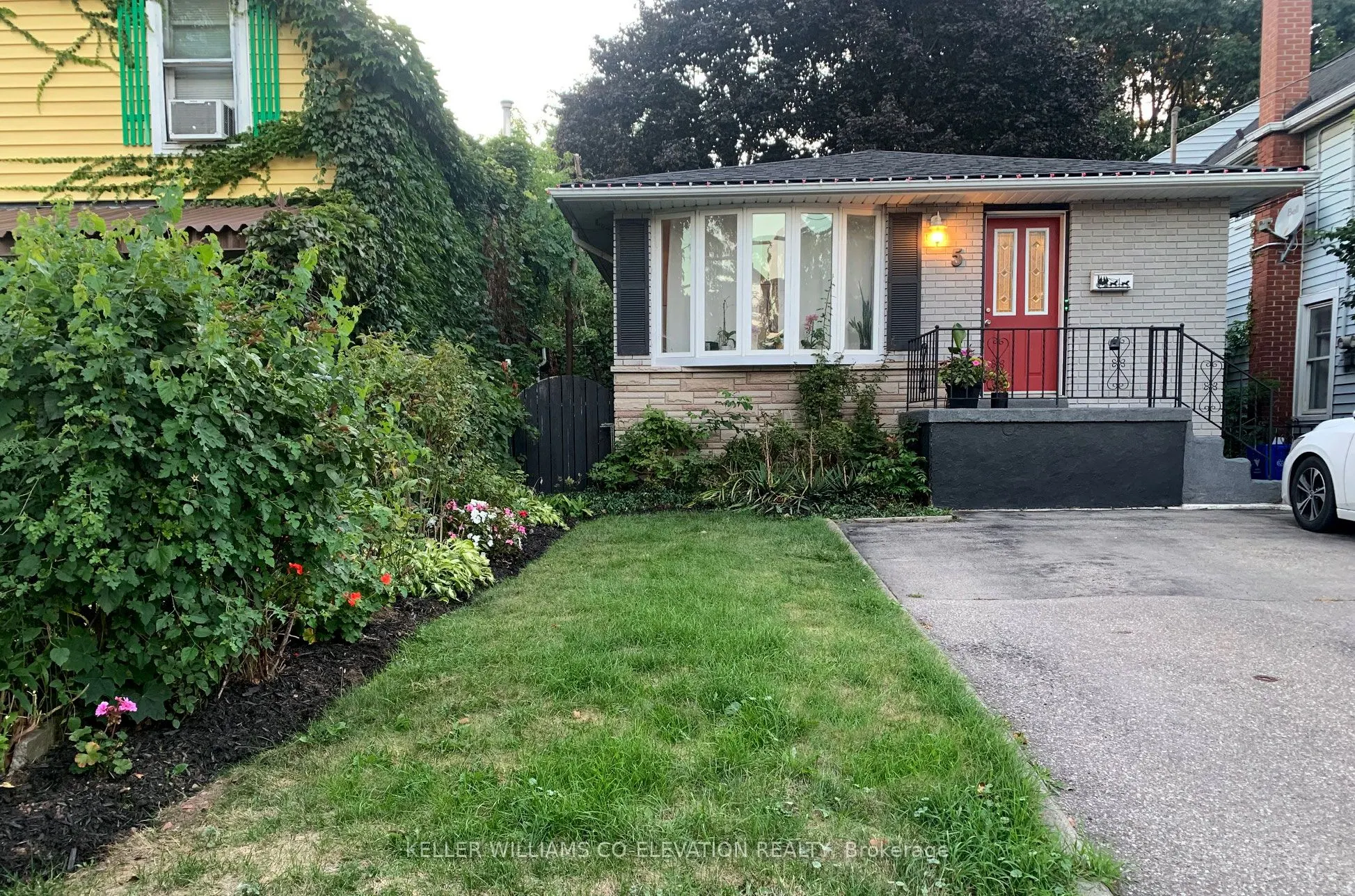 5 Mountain Avenue N