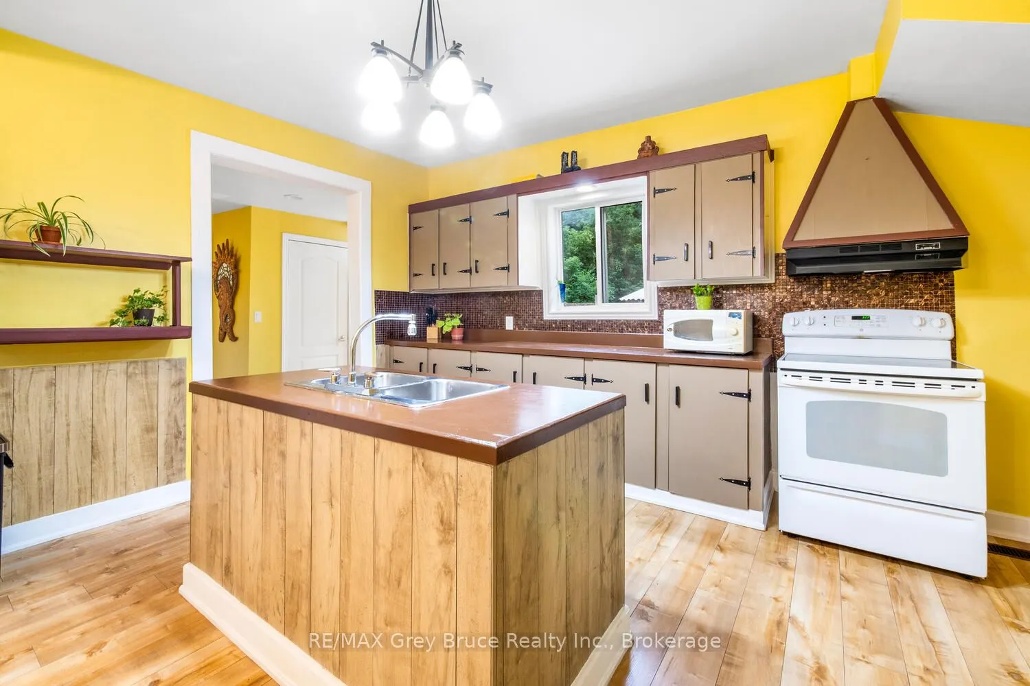 243 Queen Street W