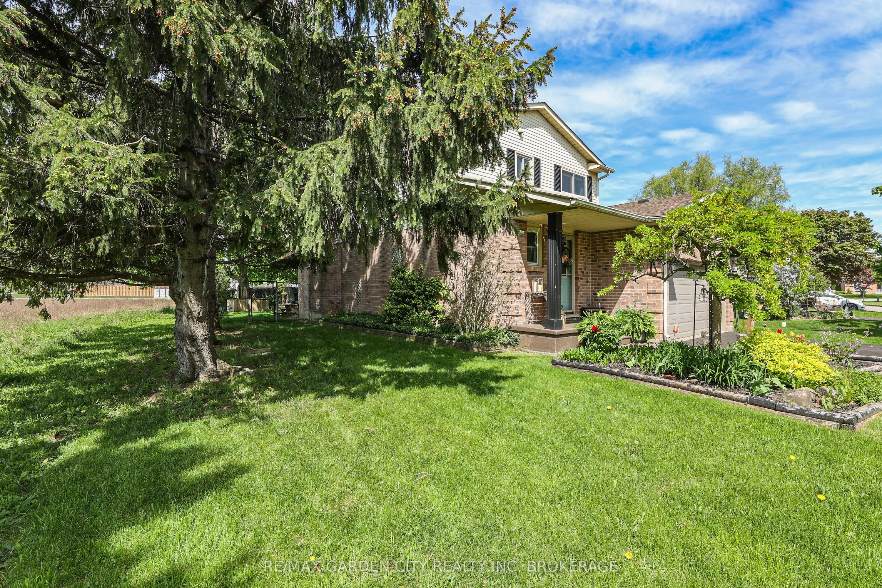 8 Lampman Crescent