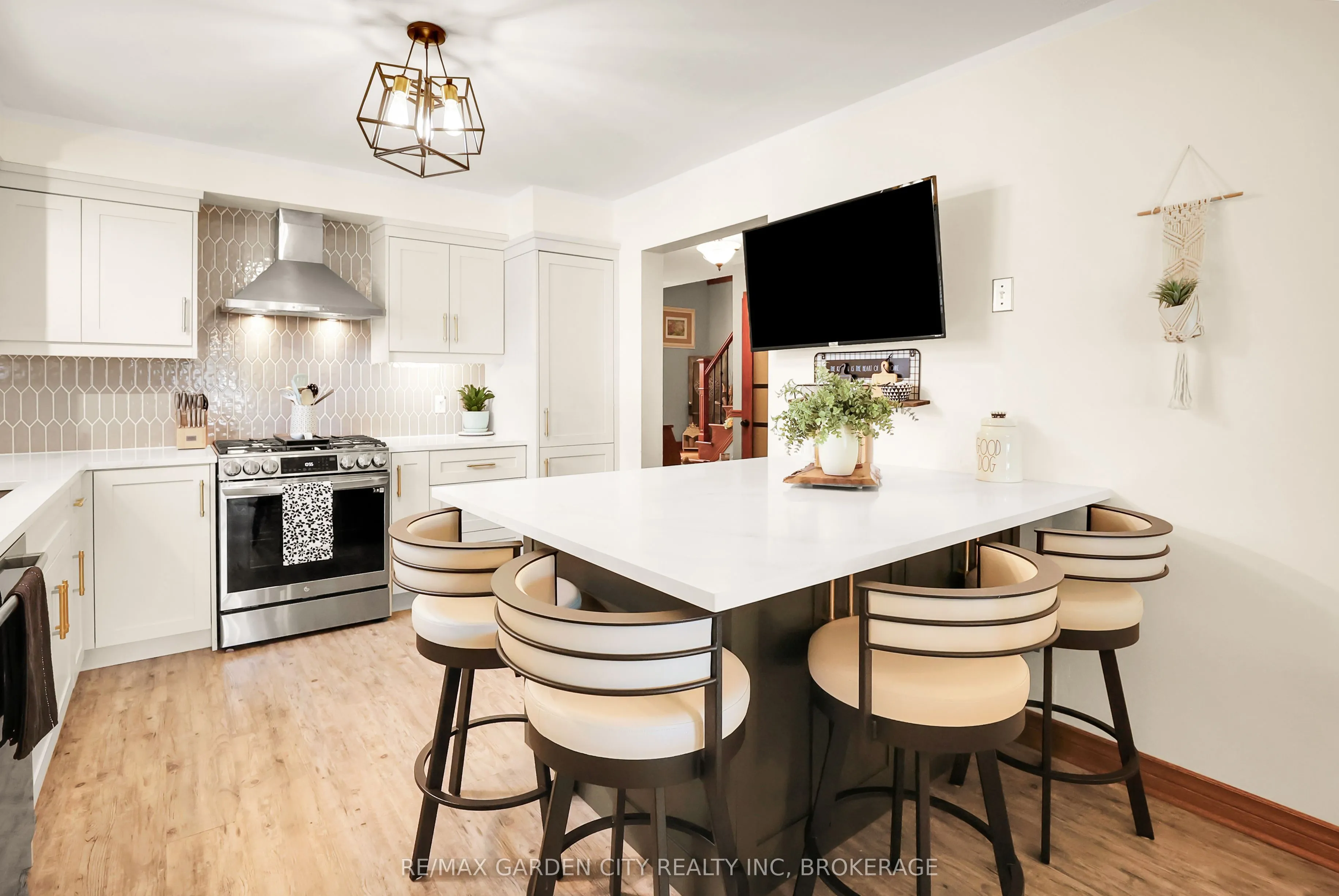 8 Lampman Crescent