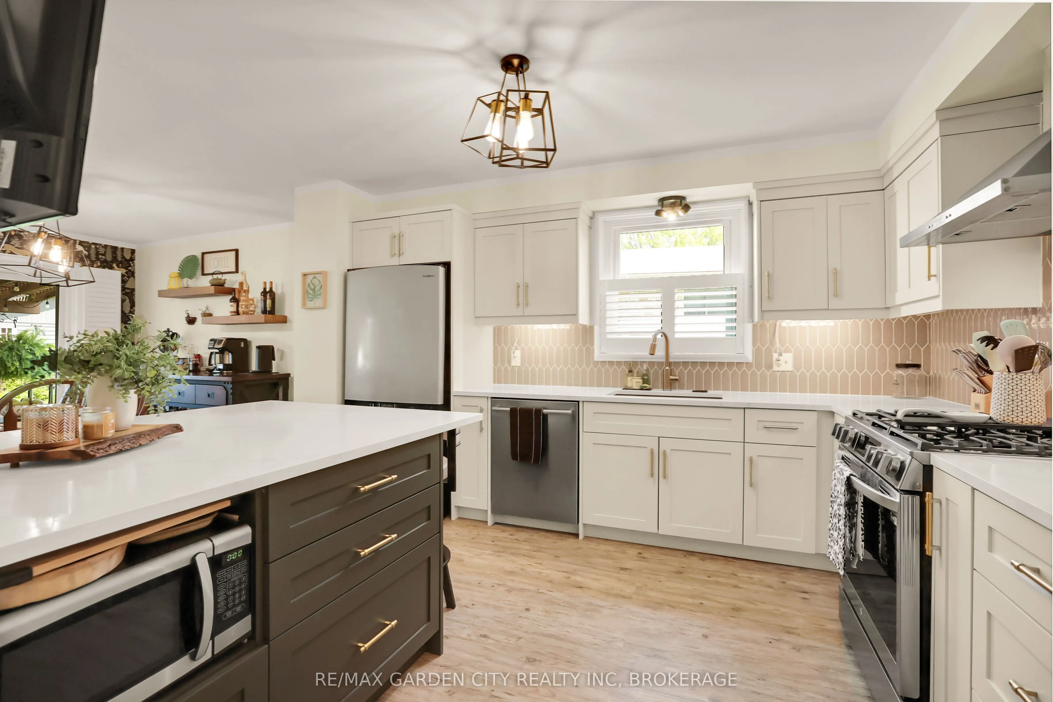 8 Lampman Crescent