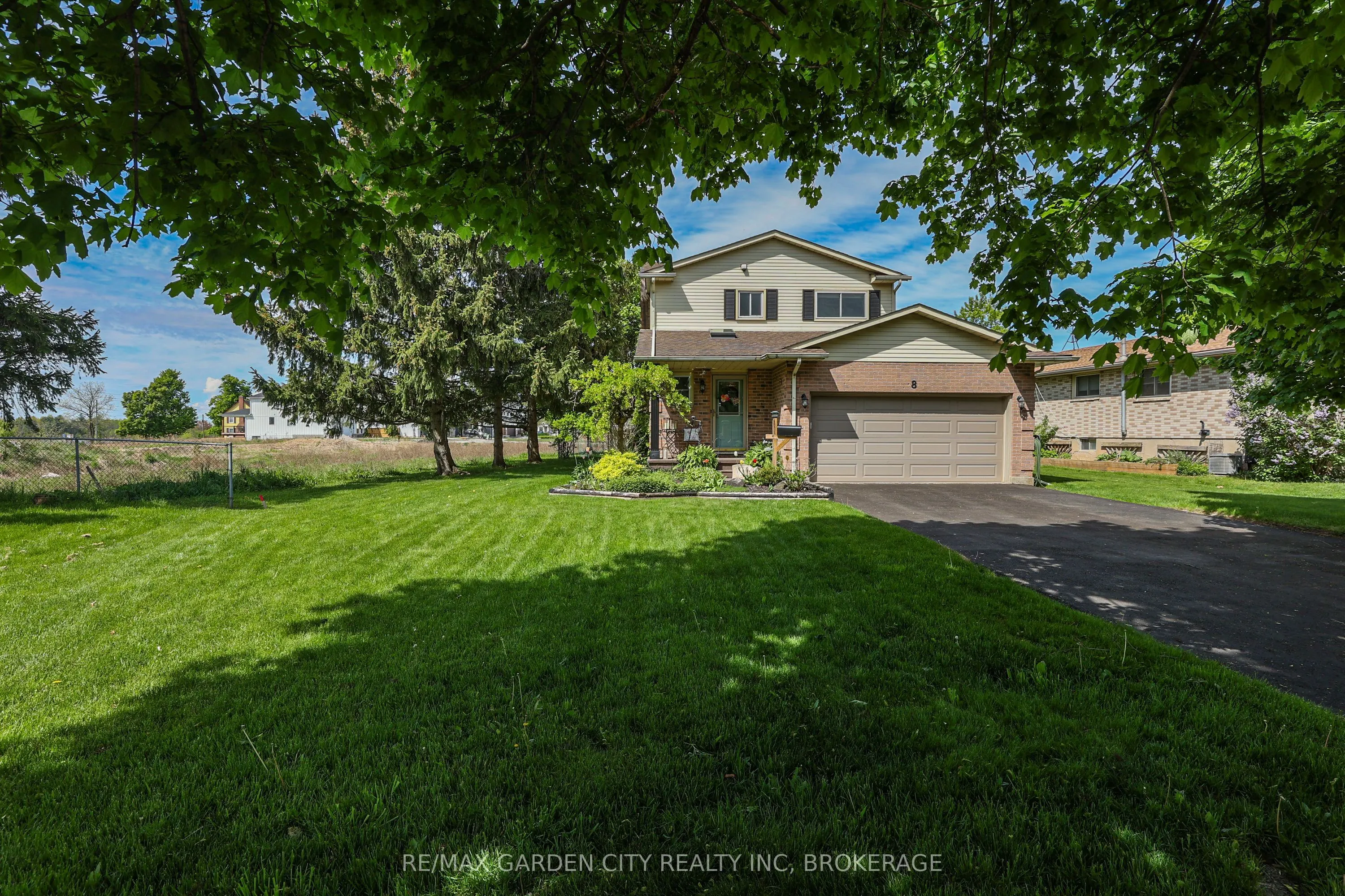8 Lampman Crescent