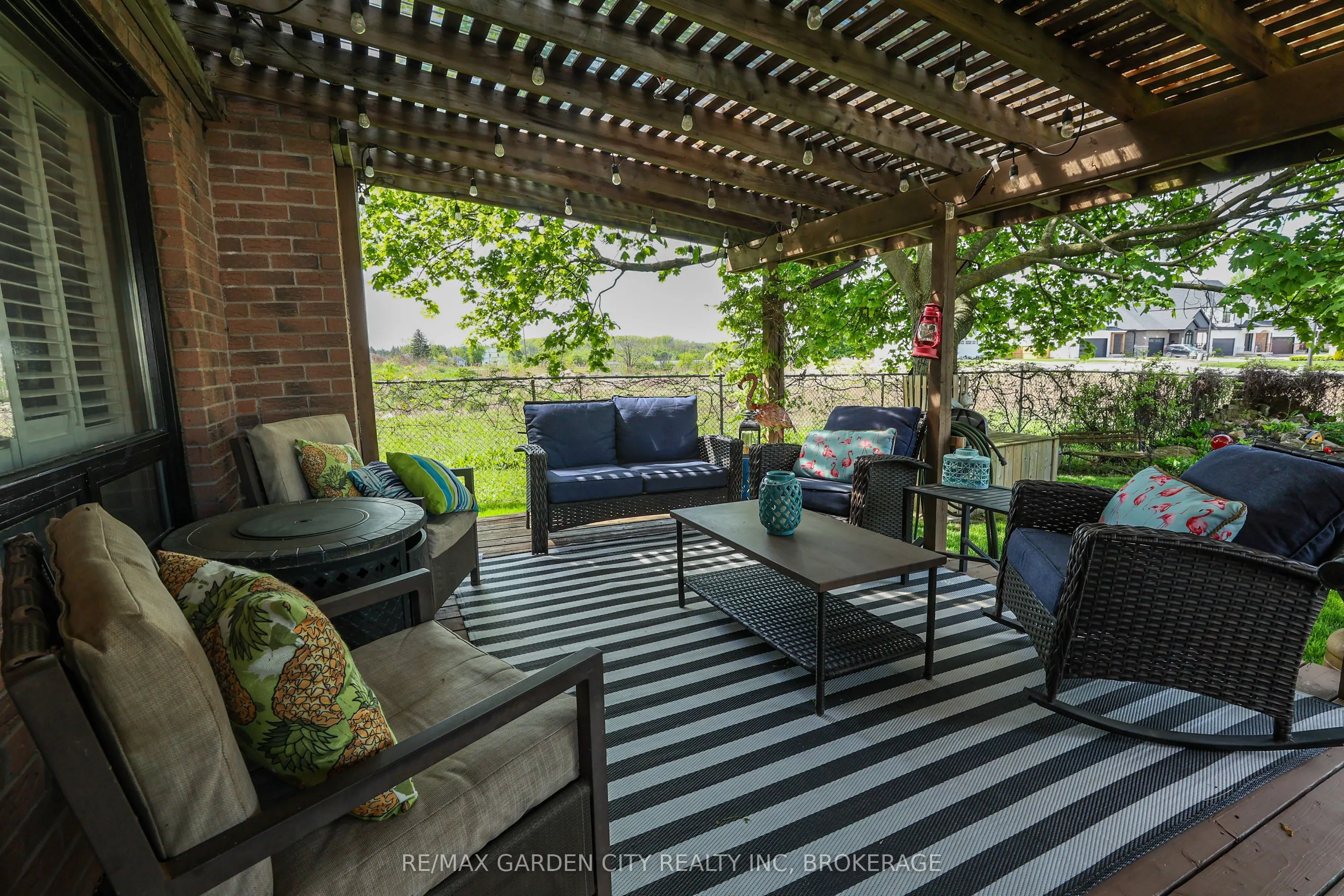 8 Lampman Crescent