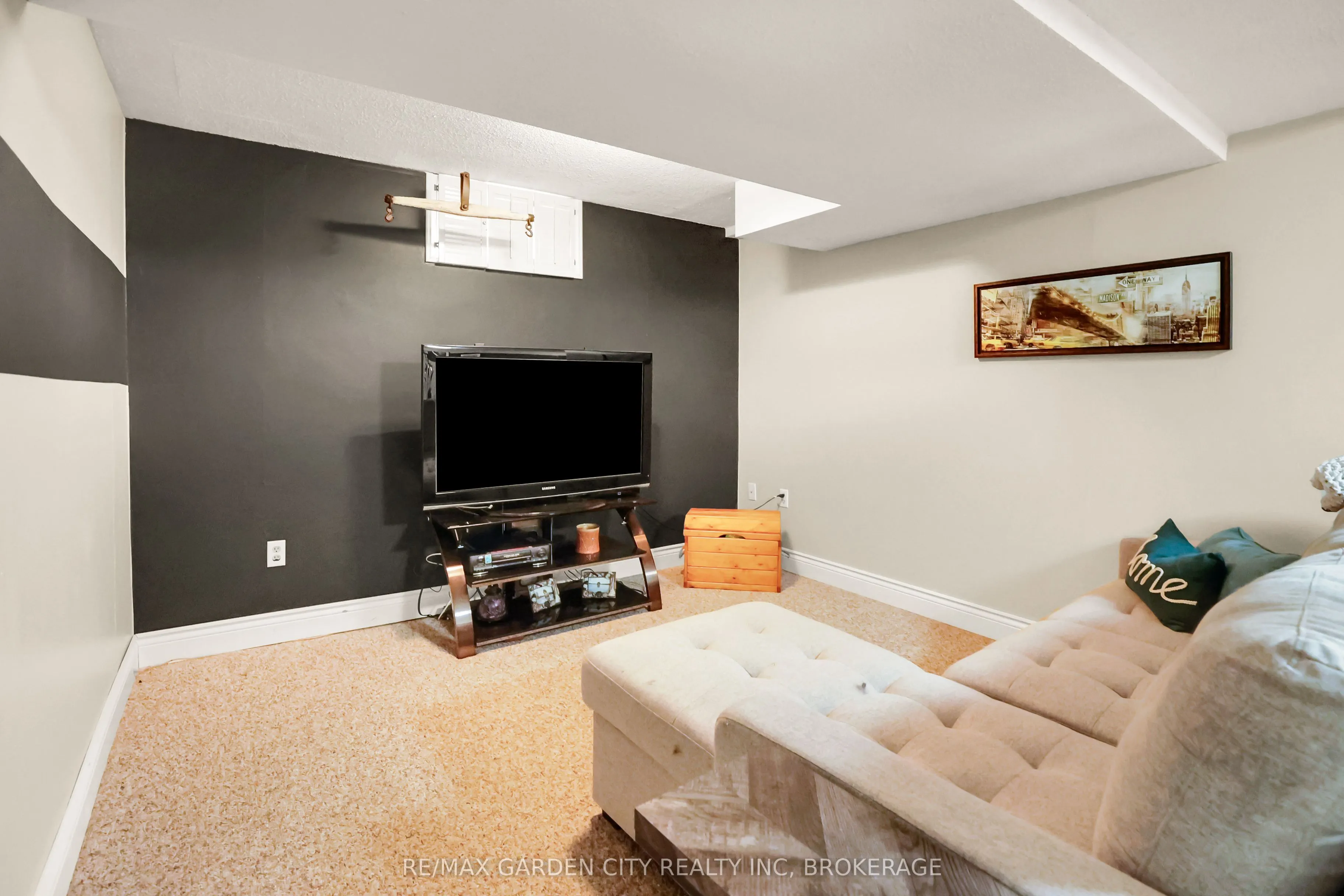 8 Lampman Crescent