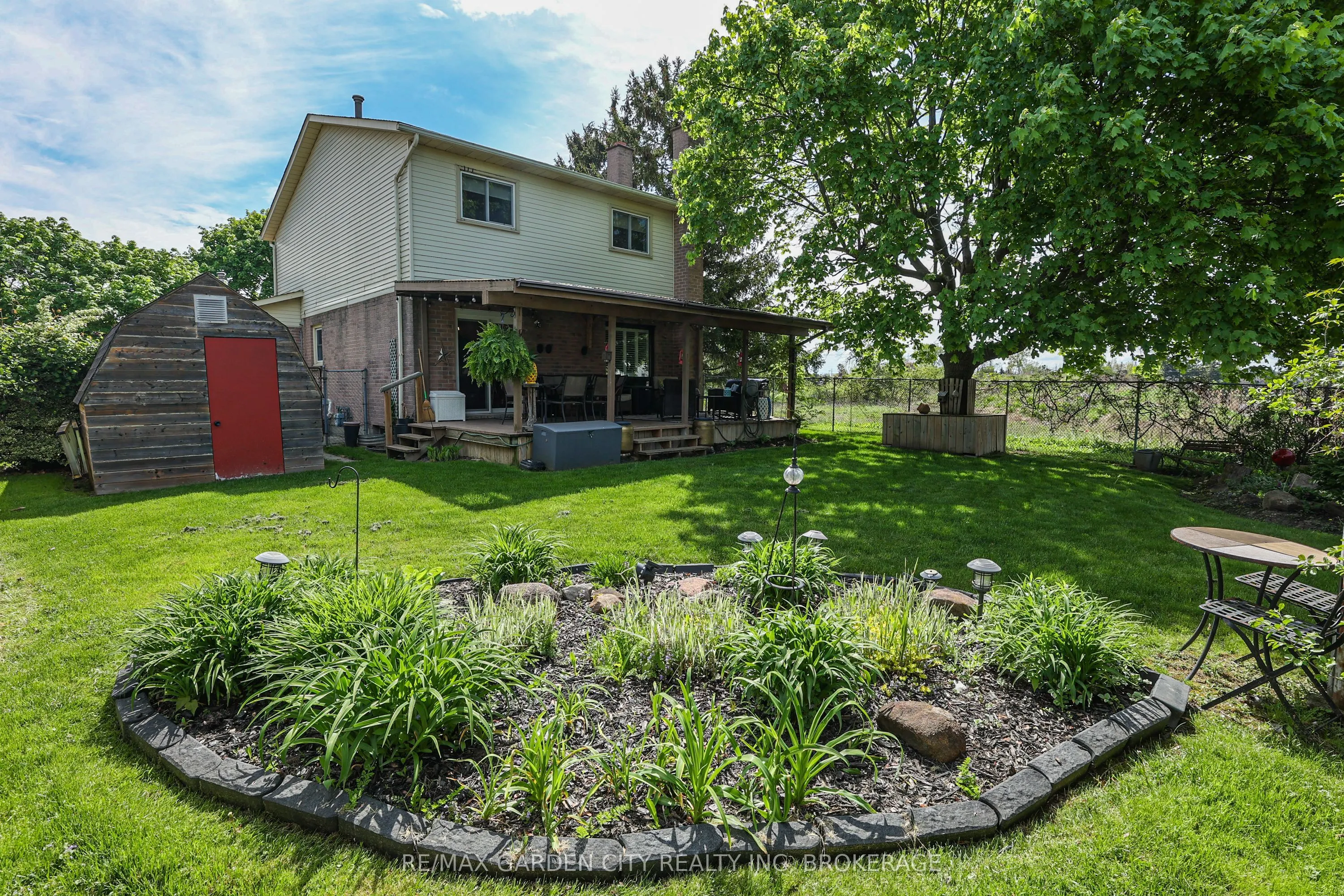 8 Lampman Crescent