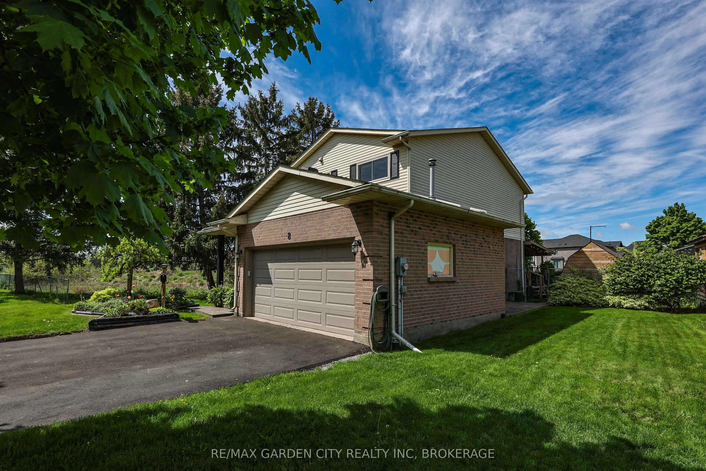8 Lampman Crescent