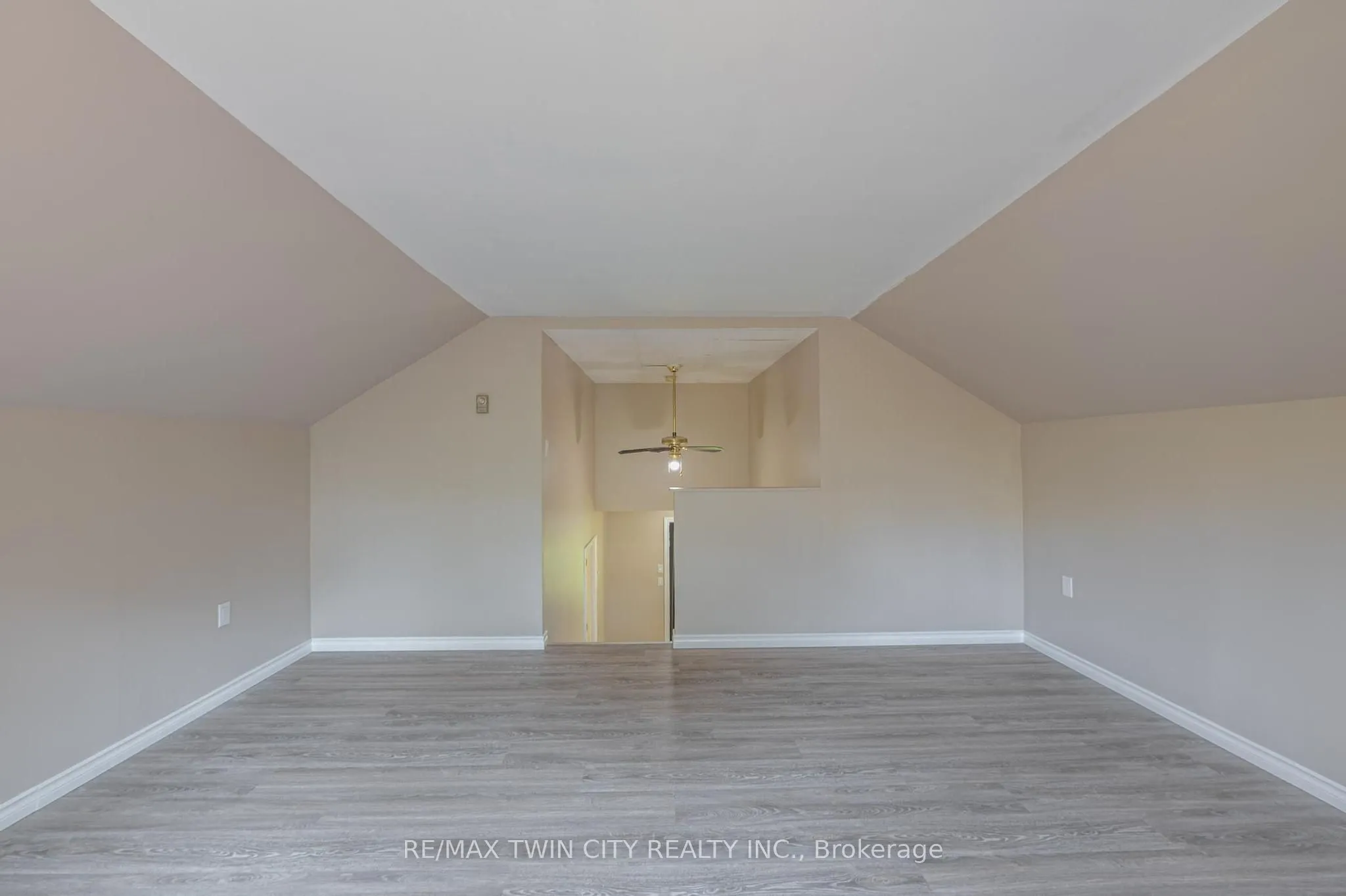 1044 English Circle