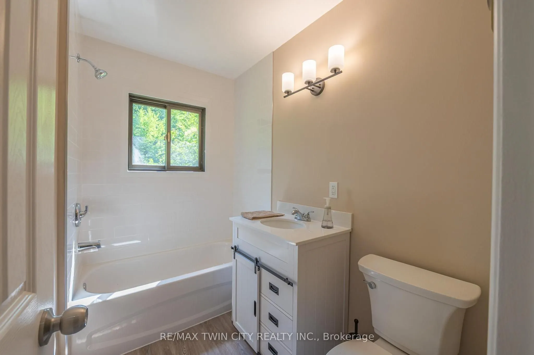 1044 English Circle