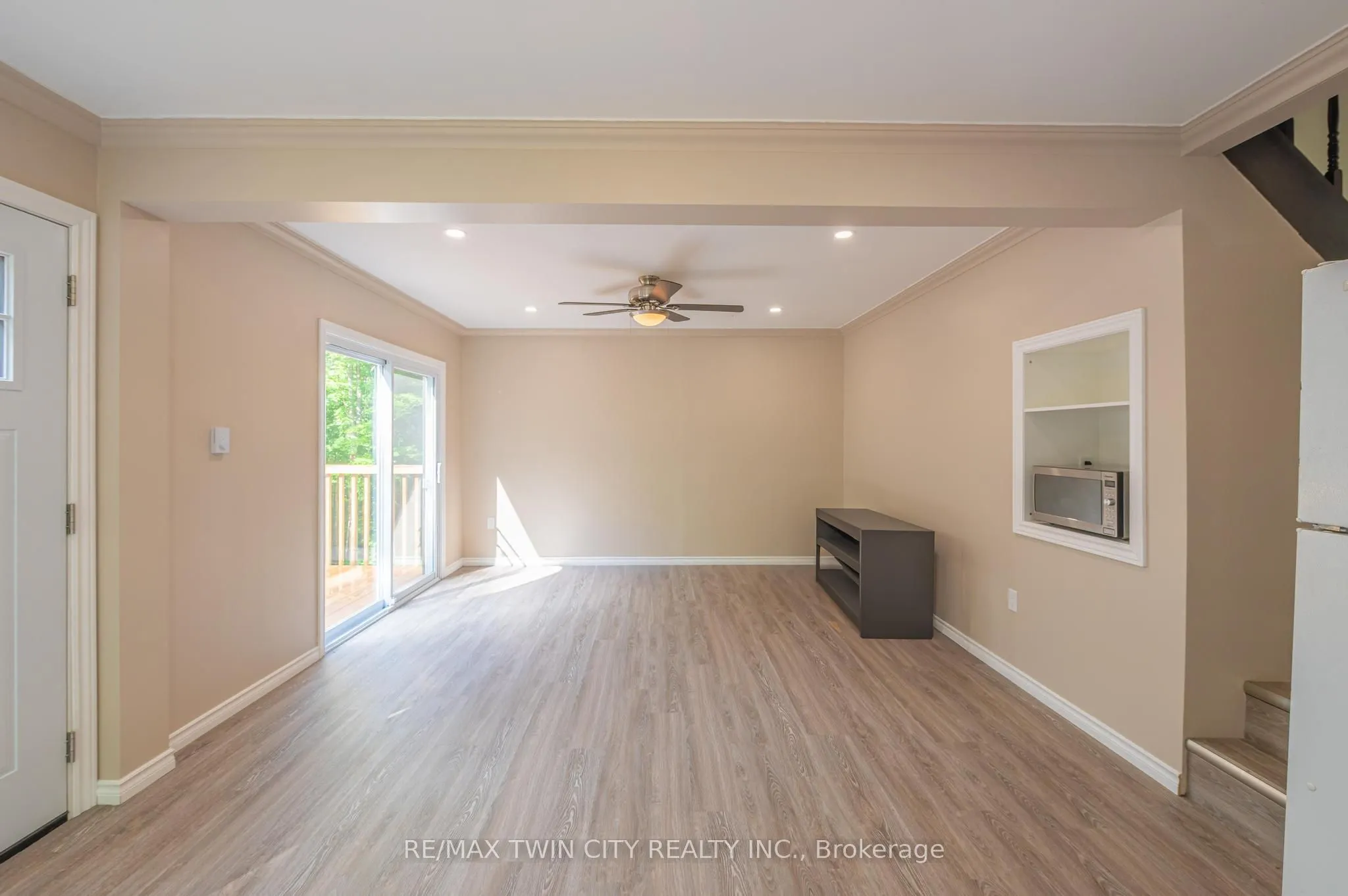 1044 English Circle