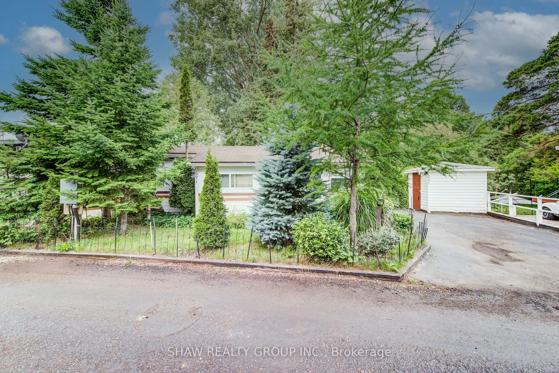 691 Oak Crescent
