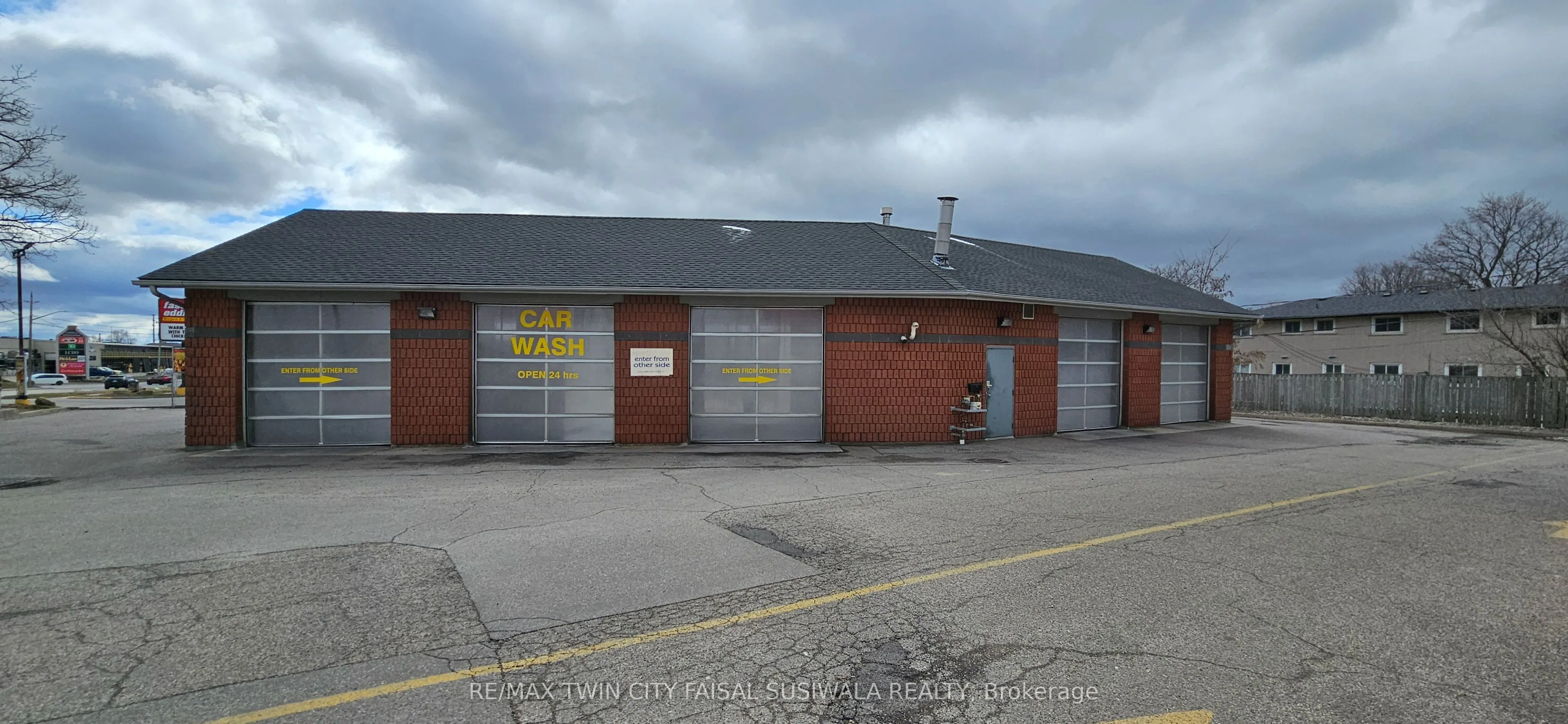 150 Dundas Street S