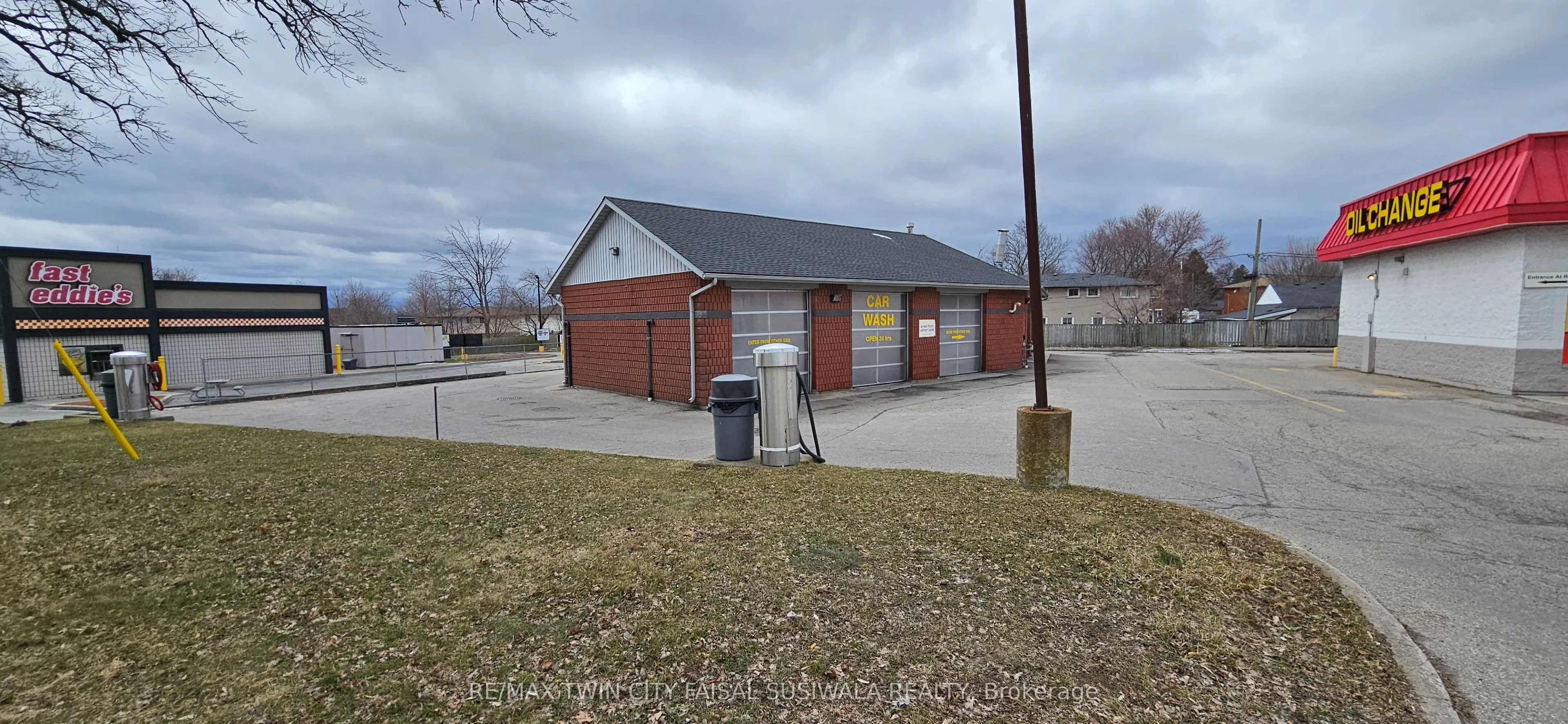150 Dundas Street S