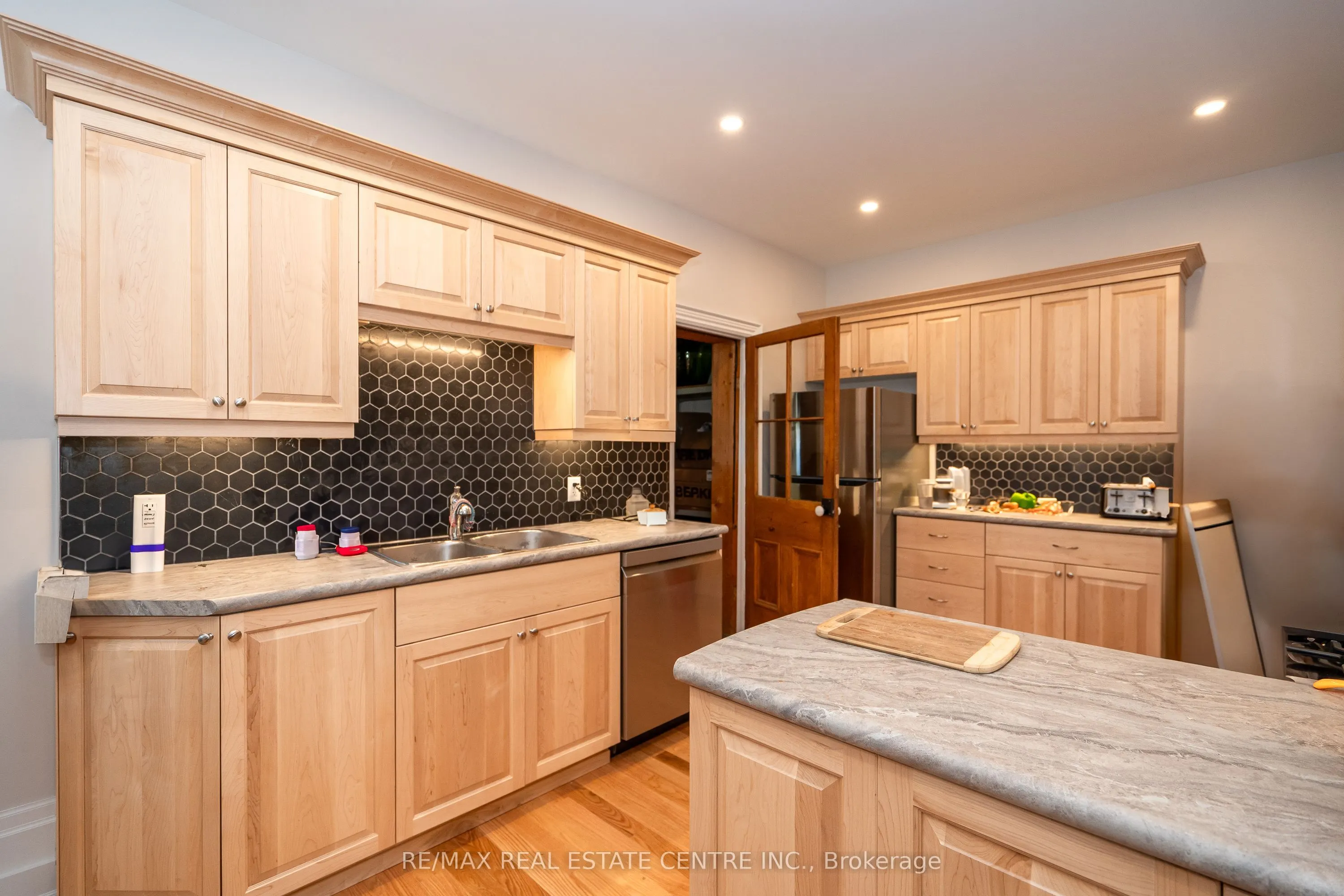 154 Main Street W