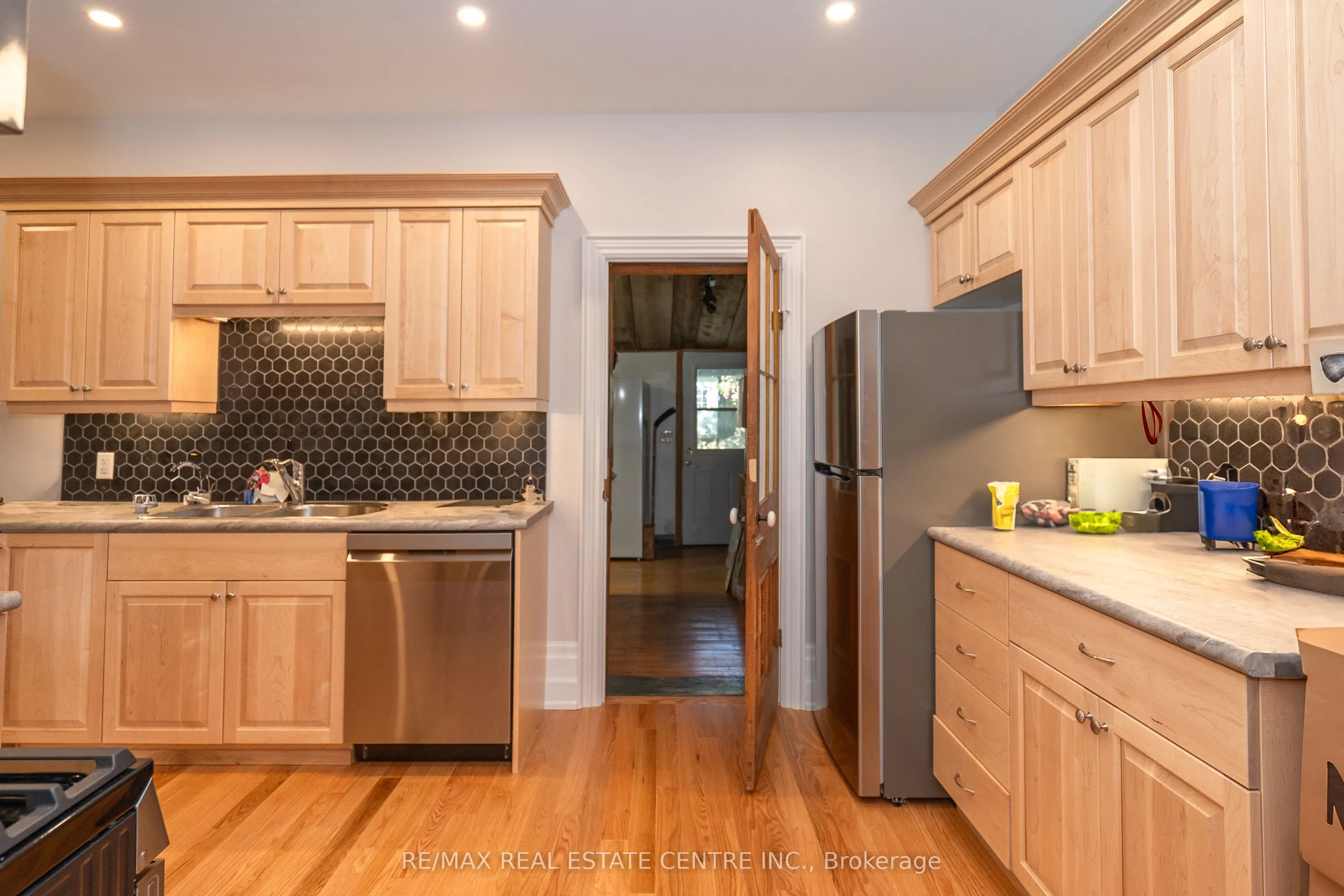 154 Main Street W