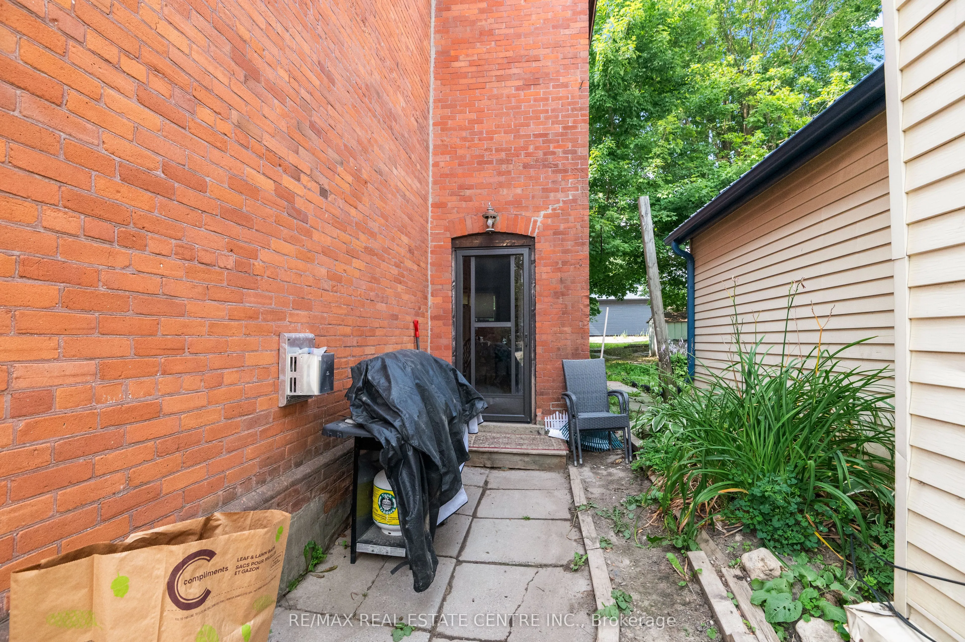 154 Main Street W