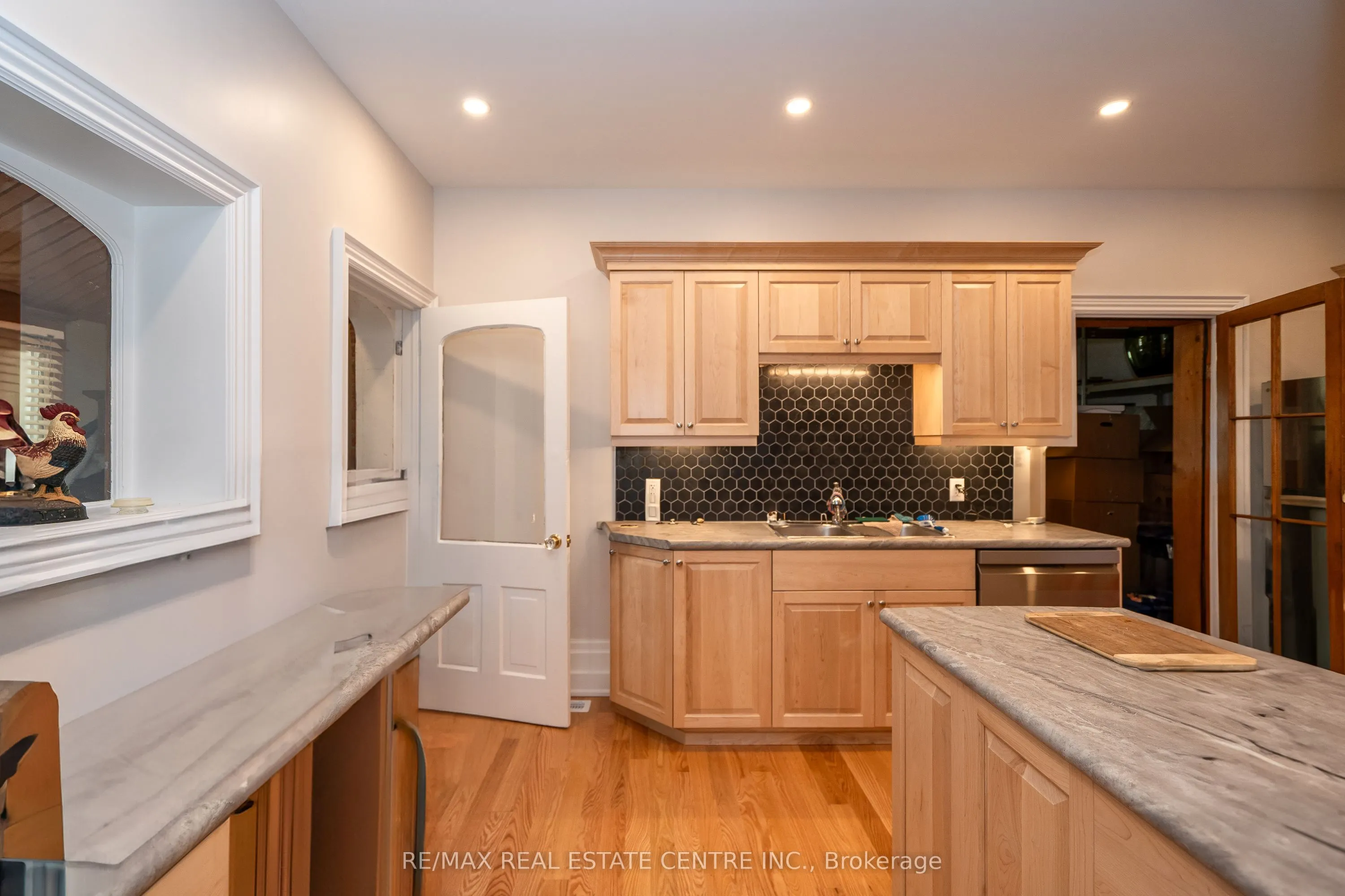 154 Main Street W