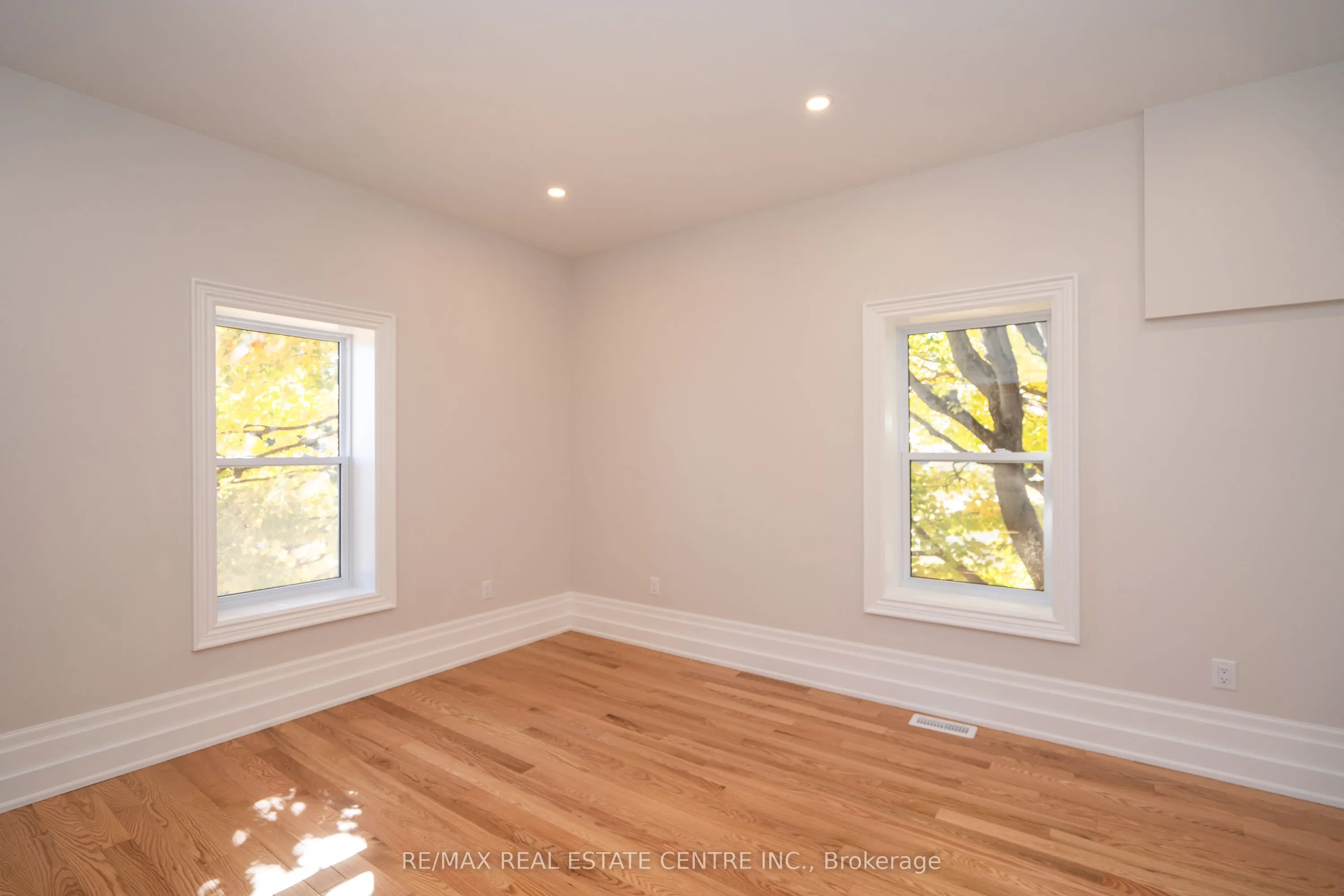 154 Main Street W