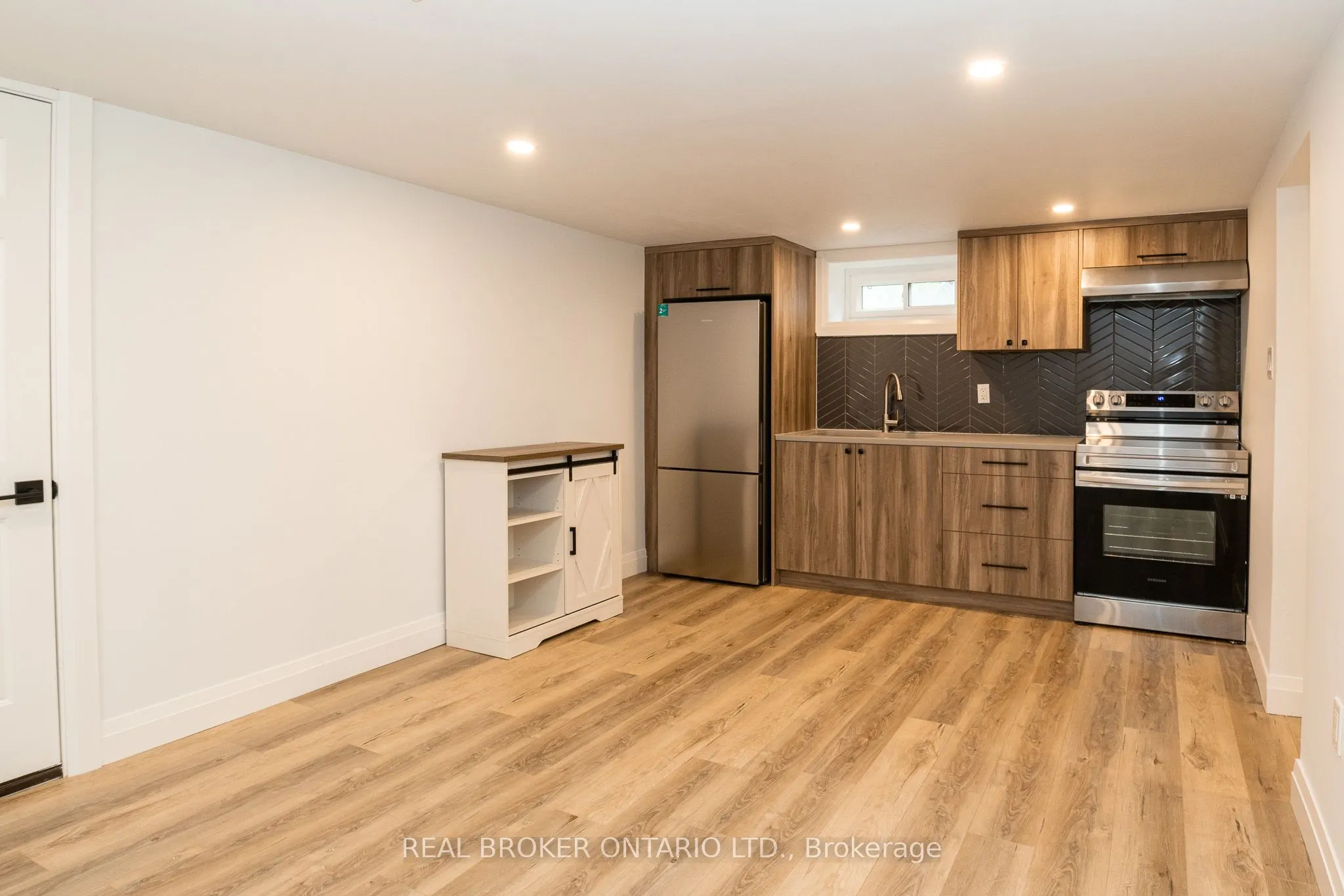 67 Kingslea Drive, #Lower