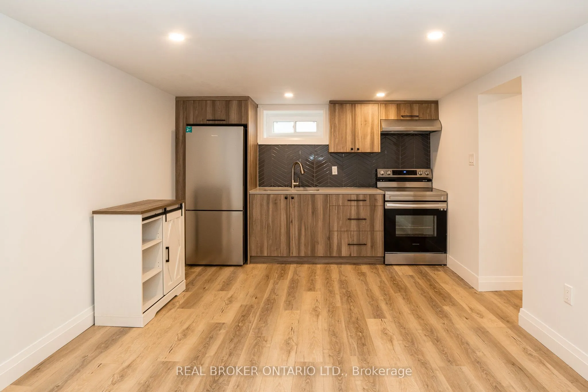 67 Kingslea Drive, #Lower