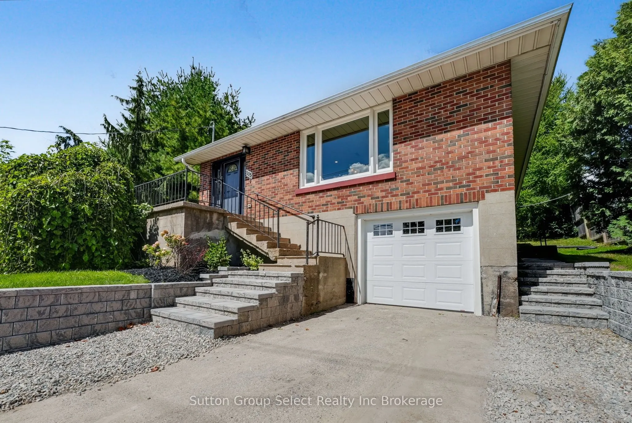 105 KING Street E