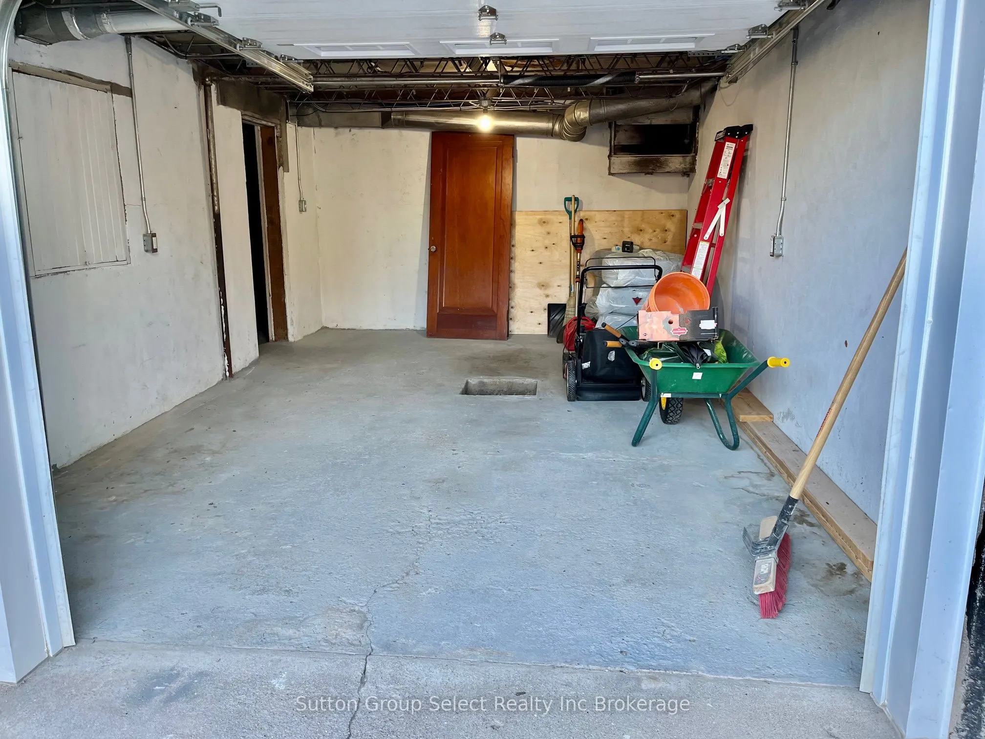 105 KING Street E