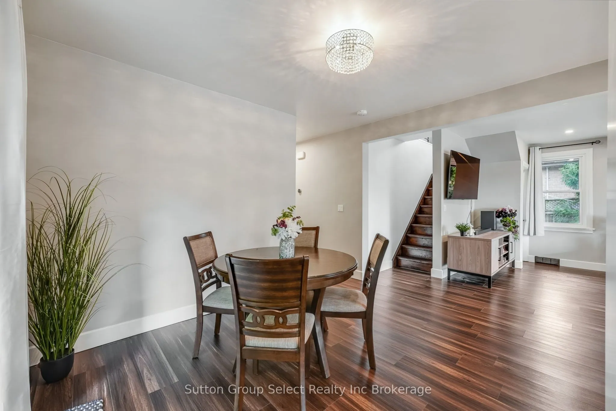 105 KING Street E