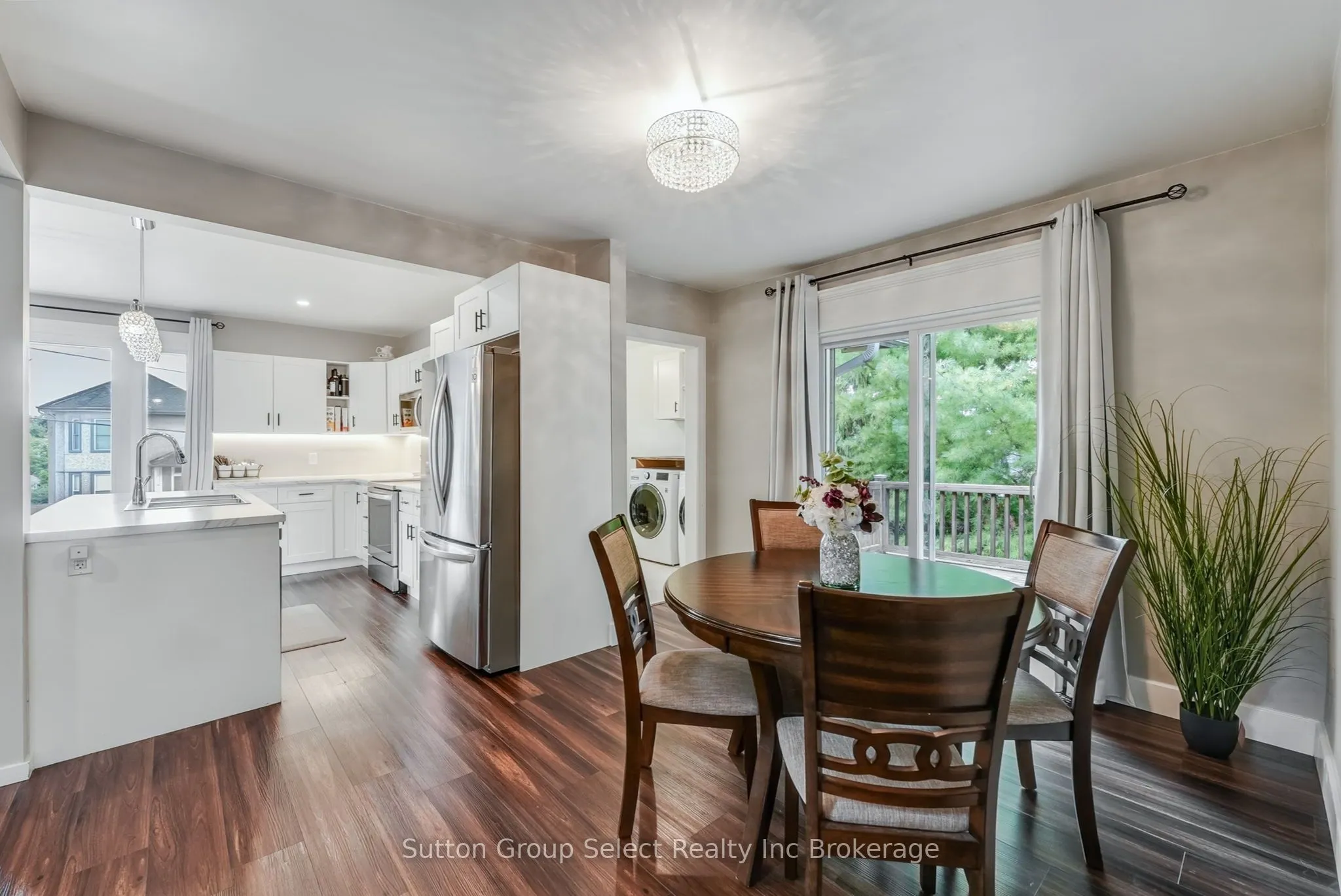 105 KING Street E