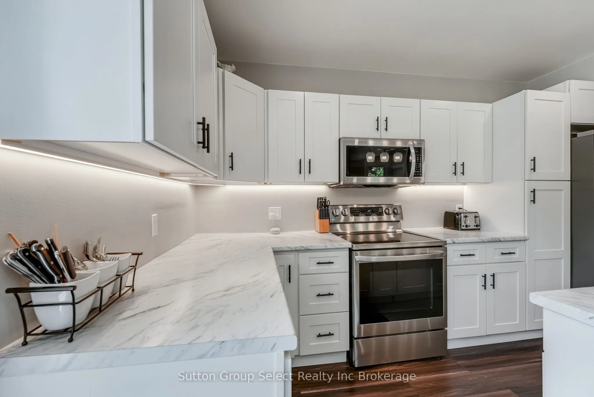 105 KING Street E