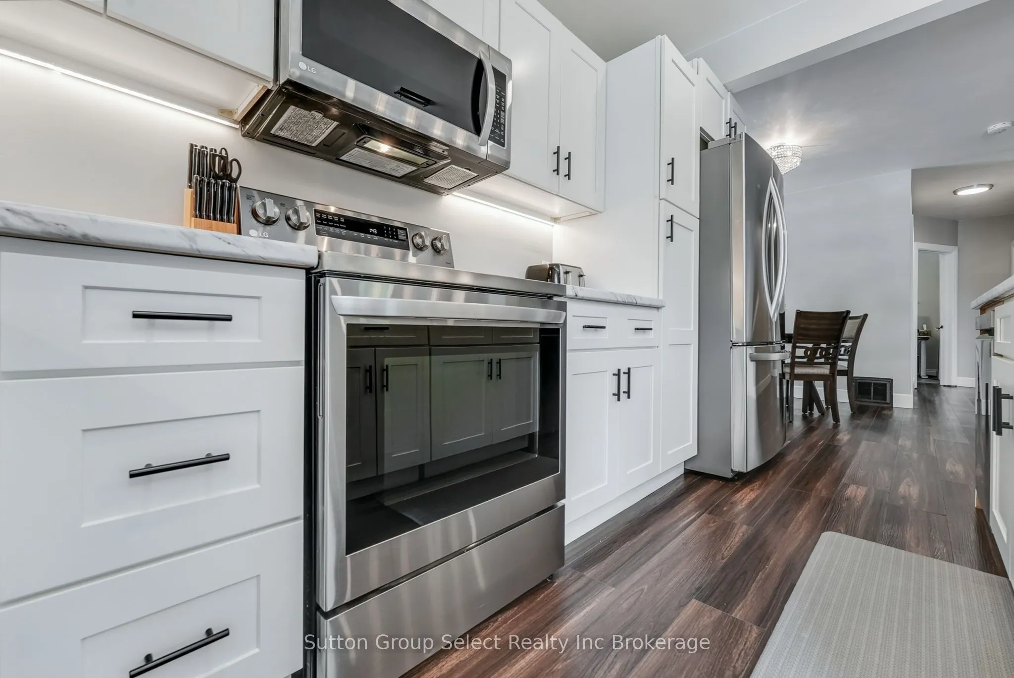 105 KING Street E
