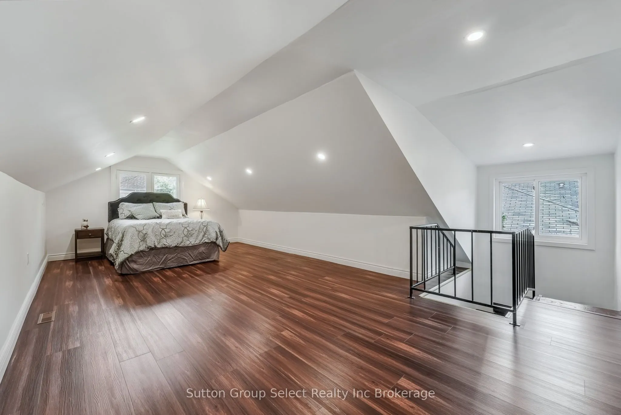 105 KING Street E