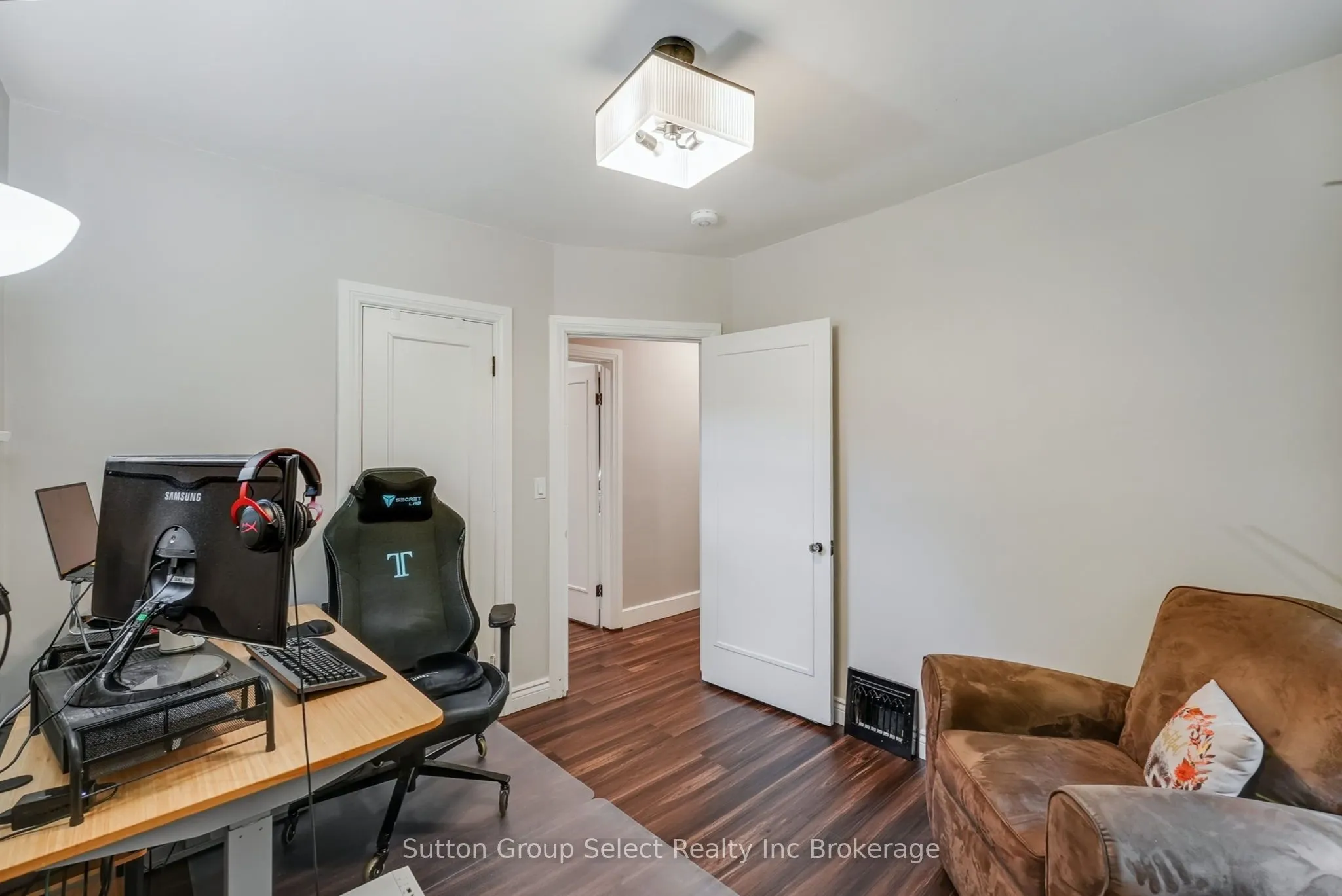 105 KING Street E