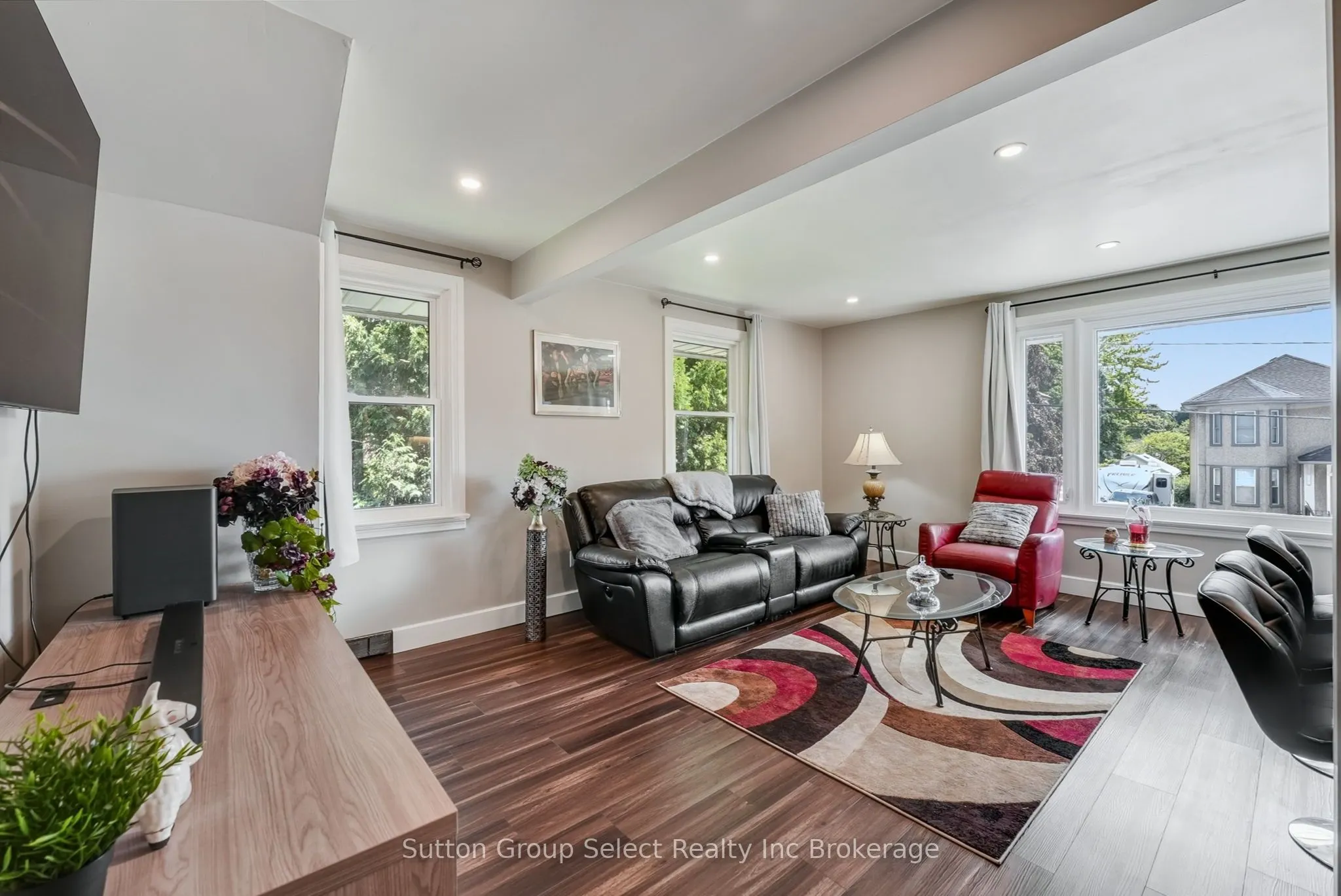 105 KING Street E