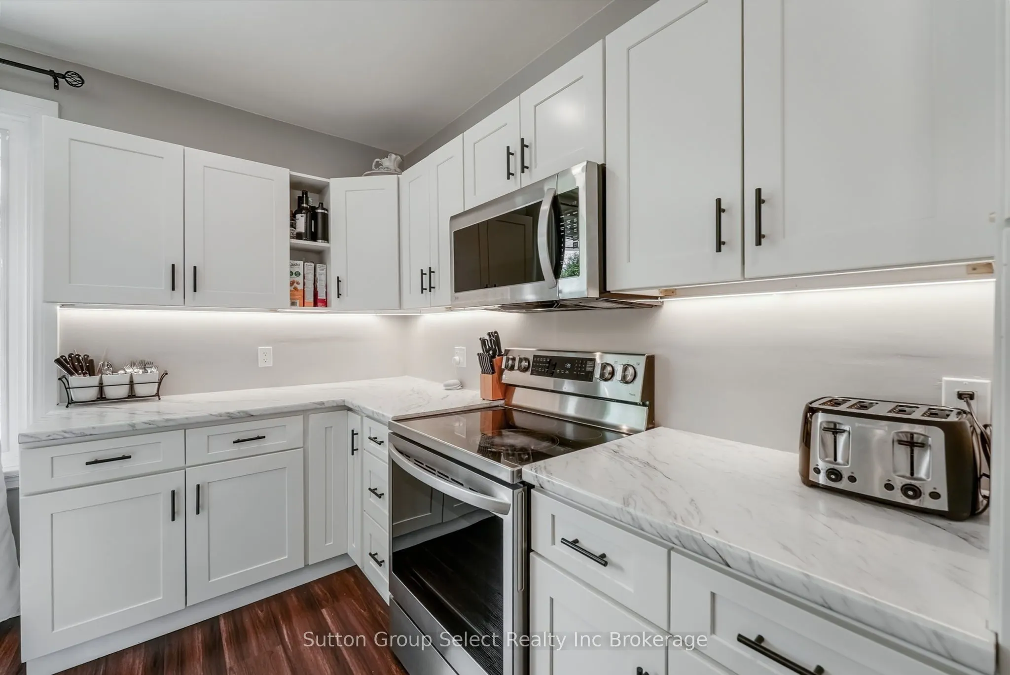 105 KING Street E
