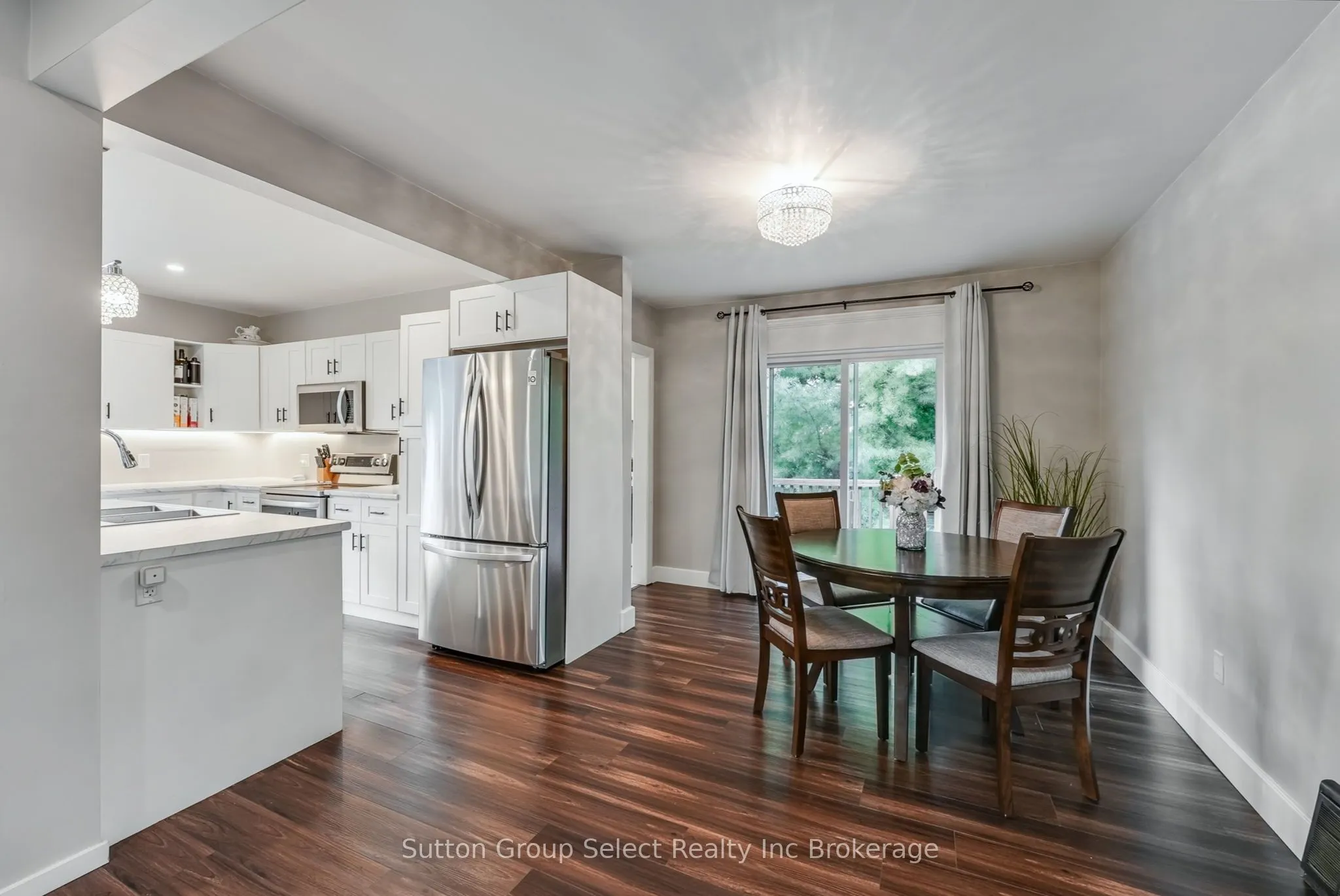 105 KING Street E
