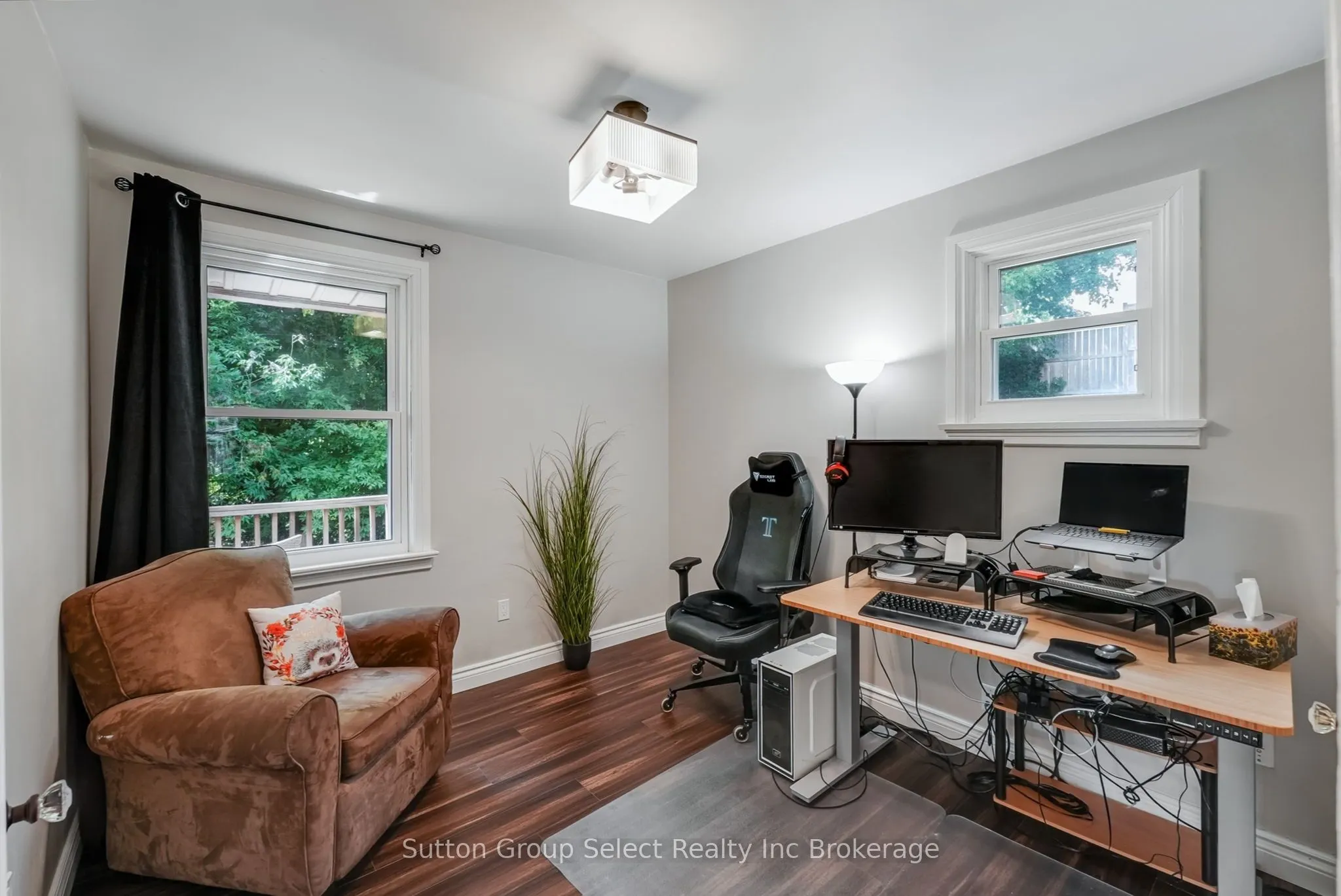 105 KING Street E