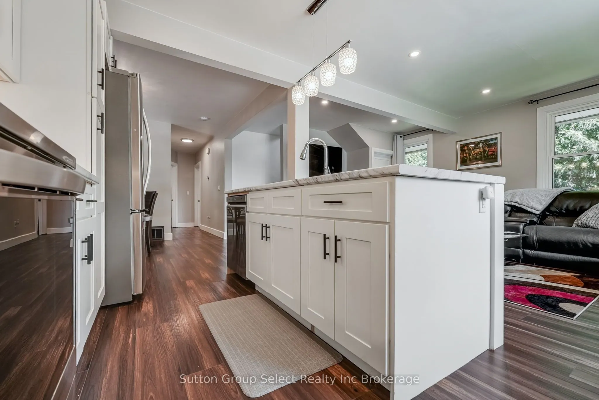 105 KING Street E