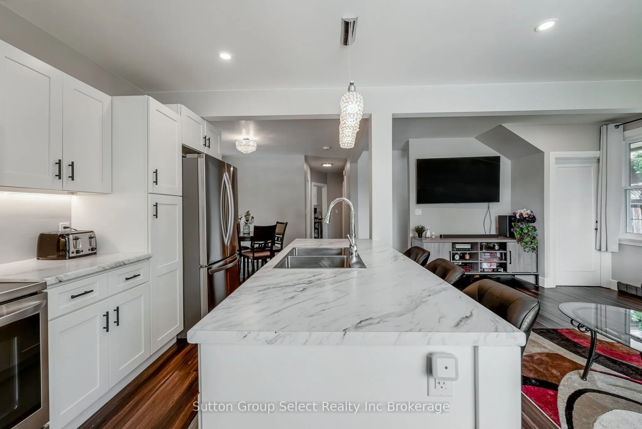 105 KING Street E