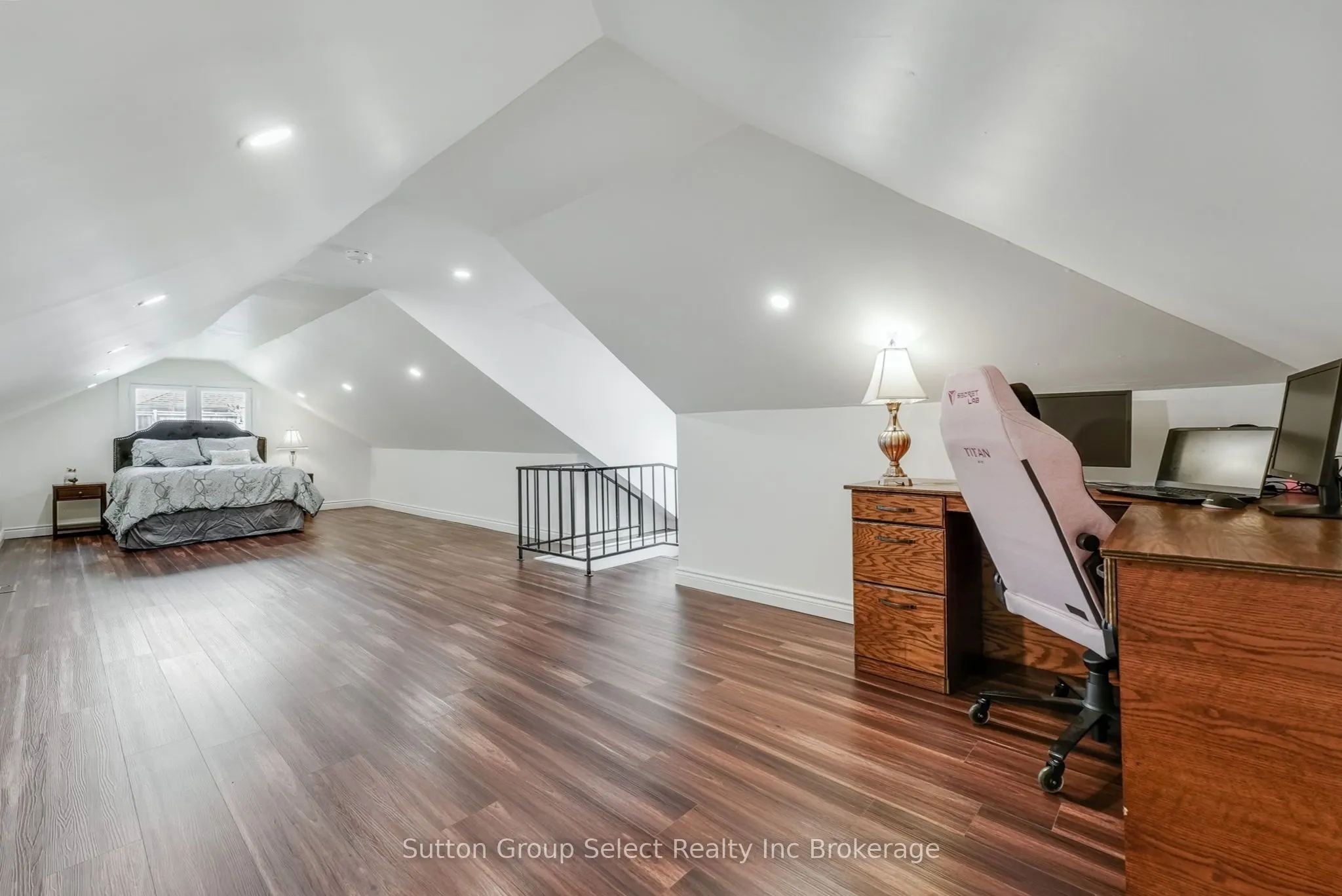 105 KING Street E