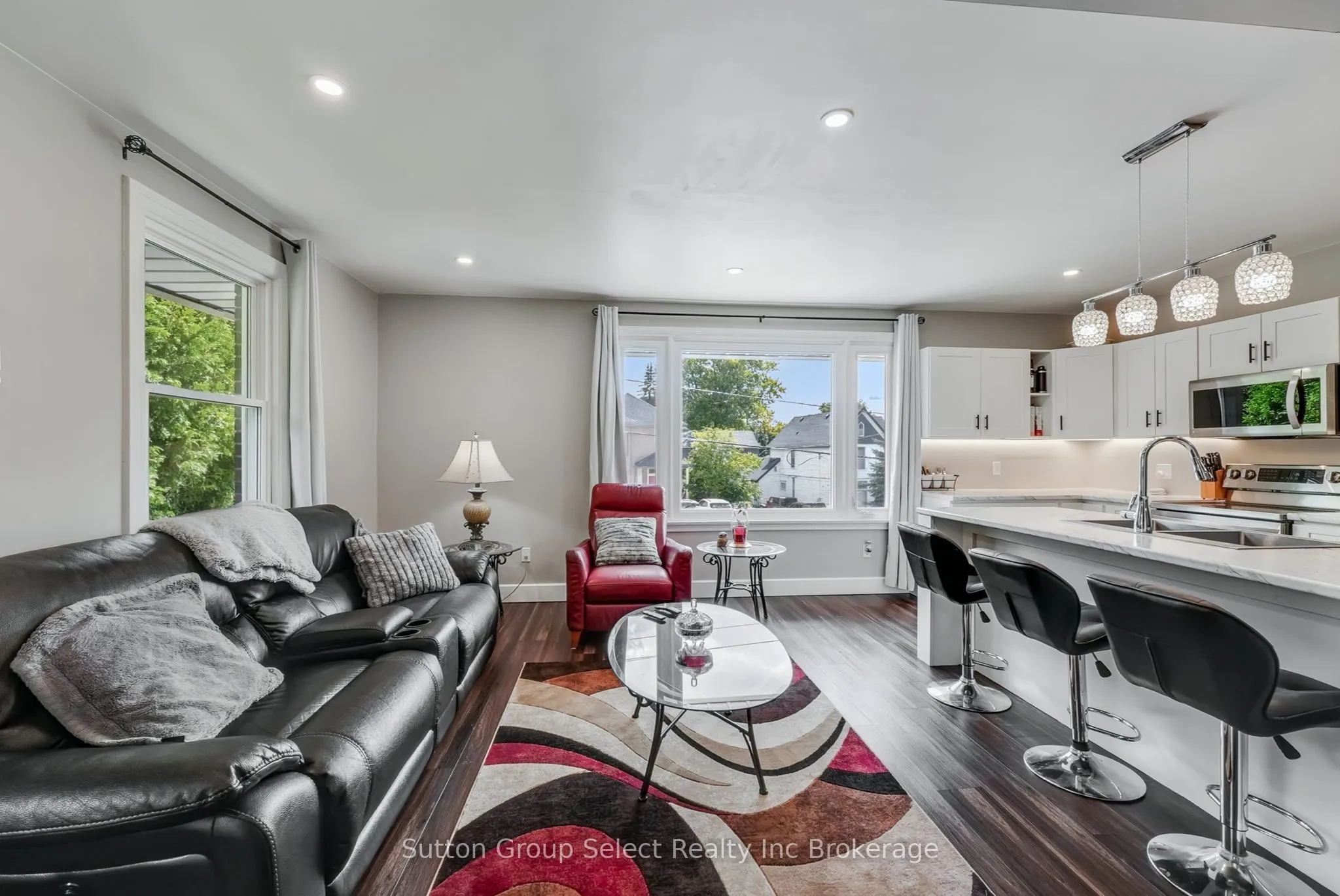 105 KING Street E