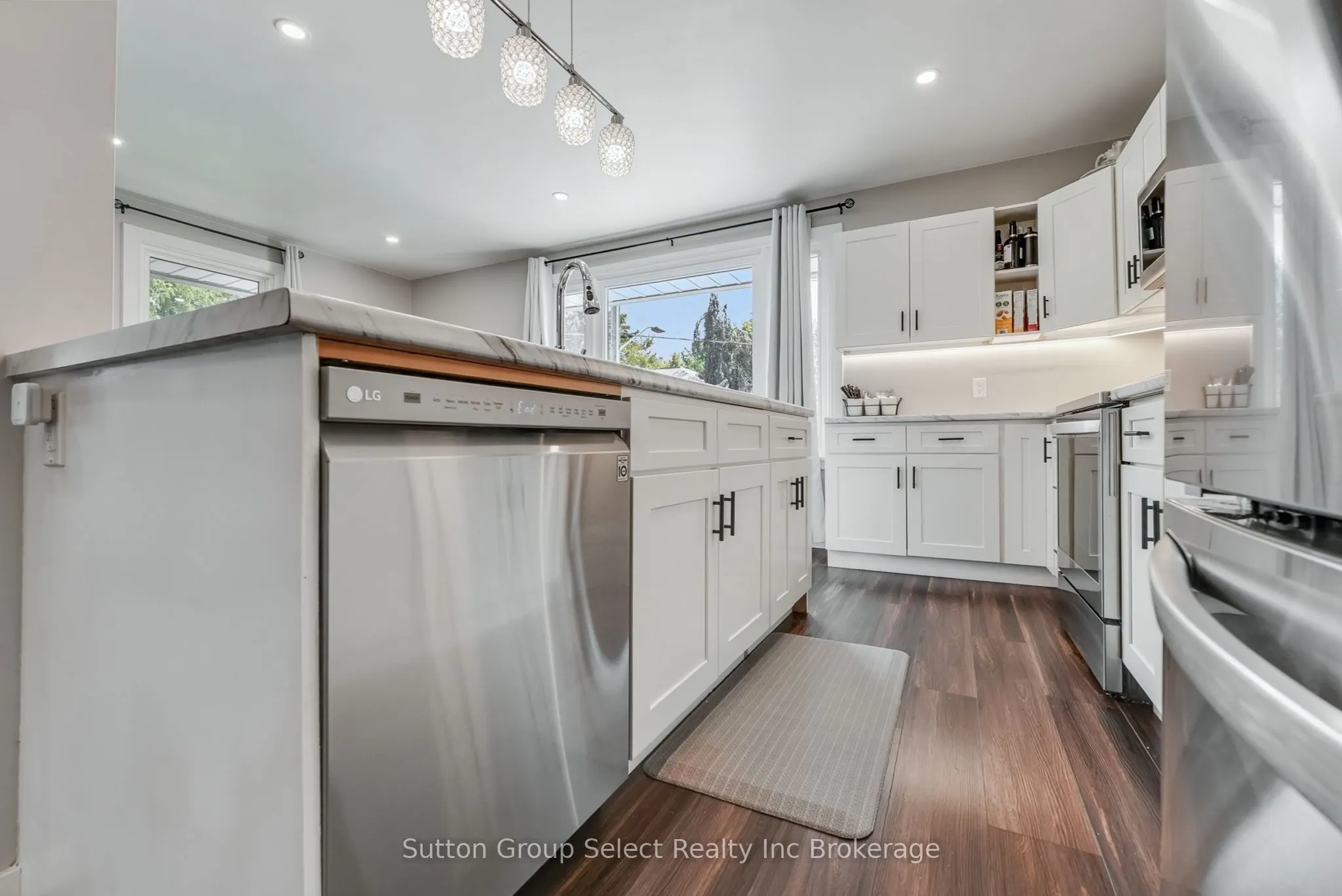 105 KING Street E