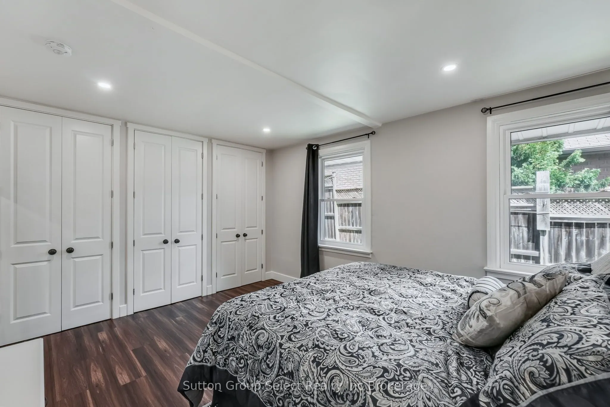 105 KING Street E