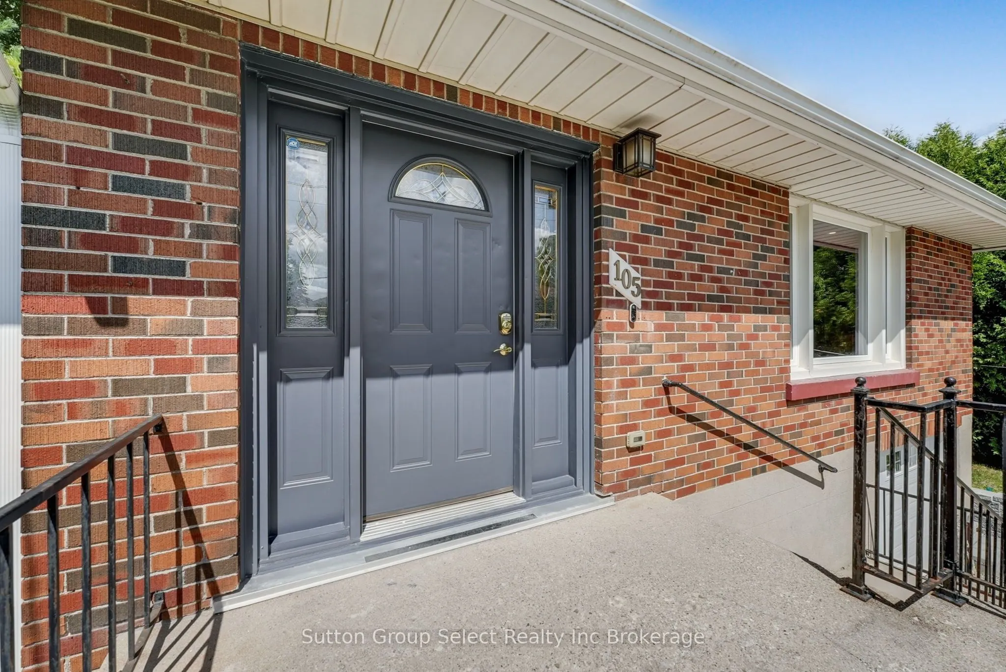 105 KING Street E