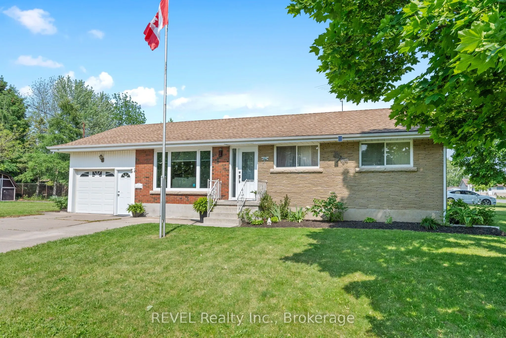 32 Hanson Drive N