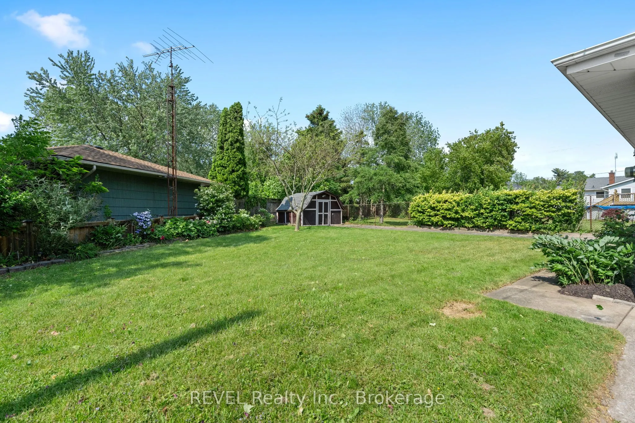 32 Hanson Drive N