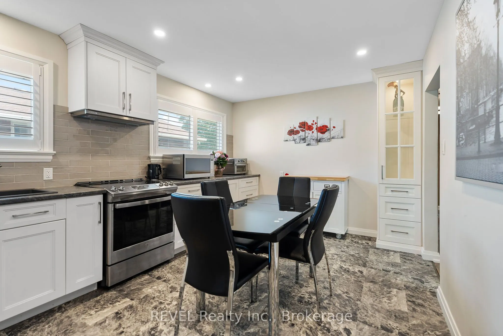 32 Hanson Drive N