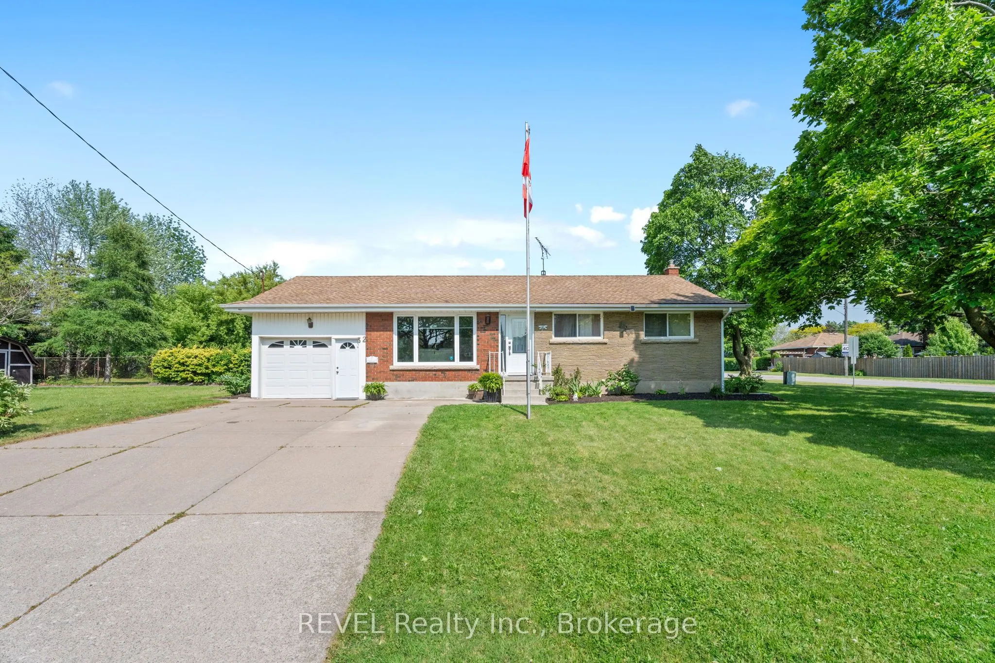 32 Hanson Drive N