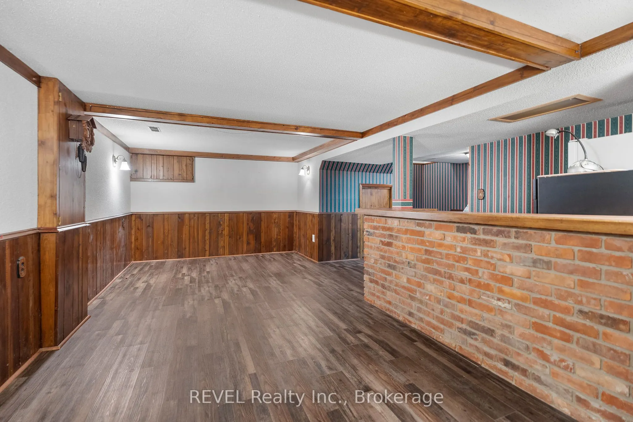 32 Hanson Drive N