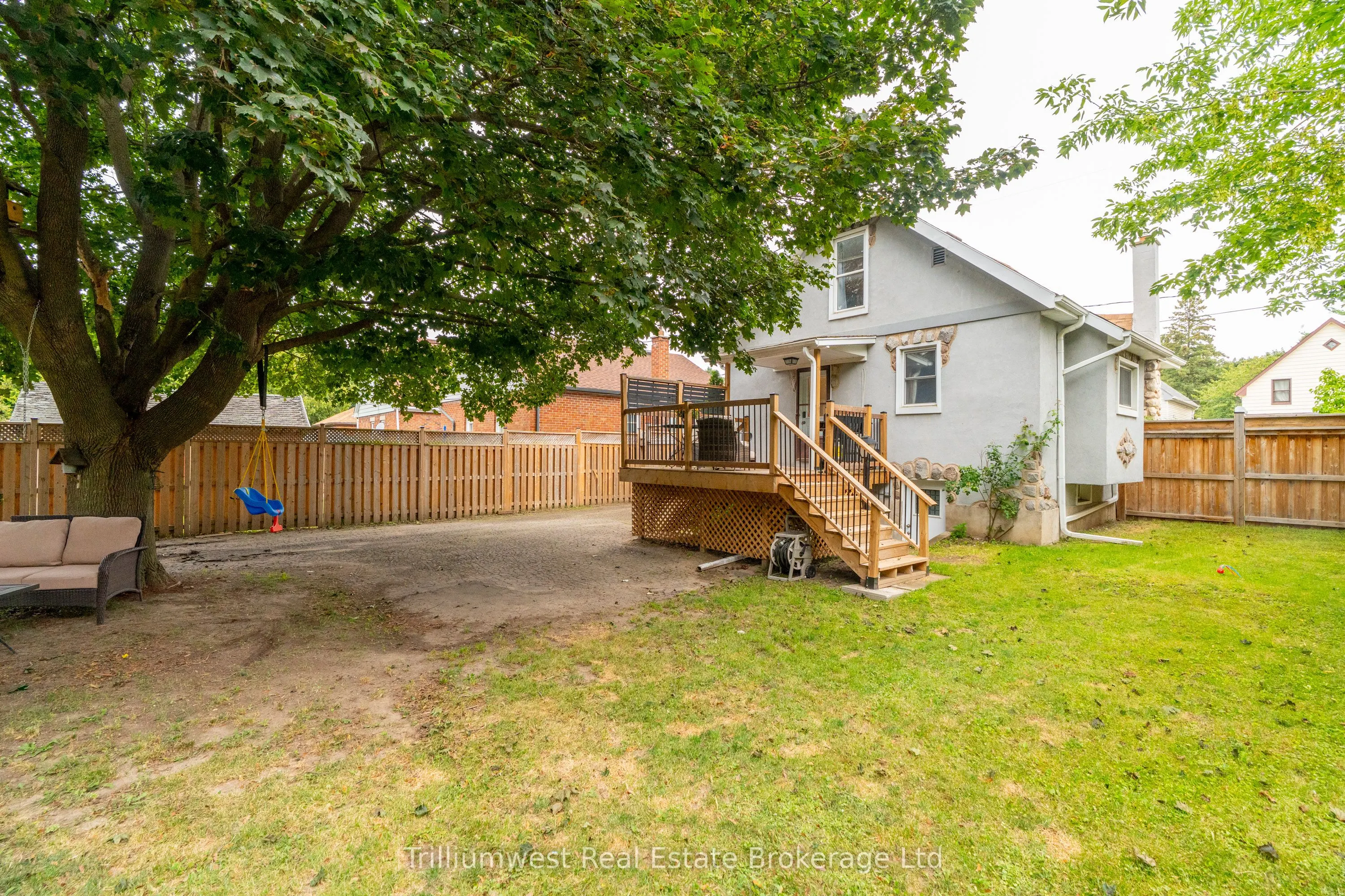 194 Dundas Street N